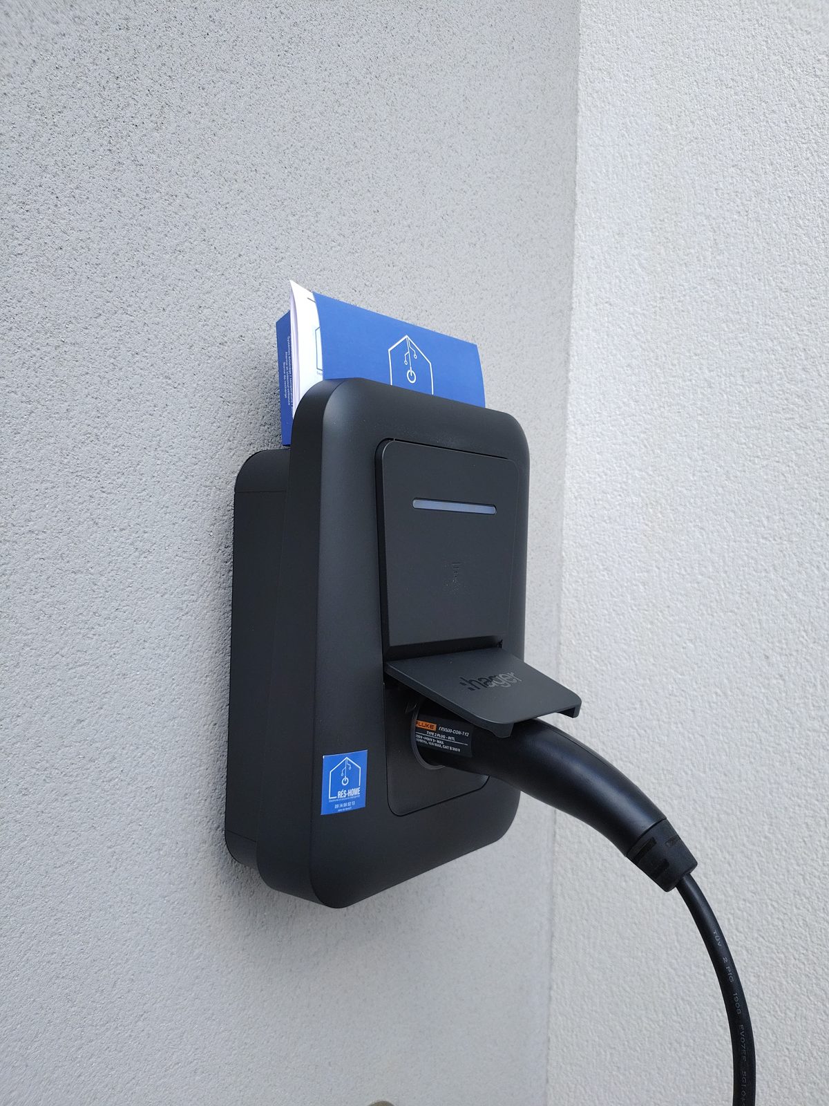 Borne de recharge Hager Witty One installée sur un mur à Benet