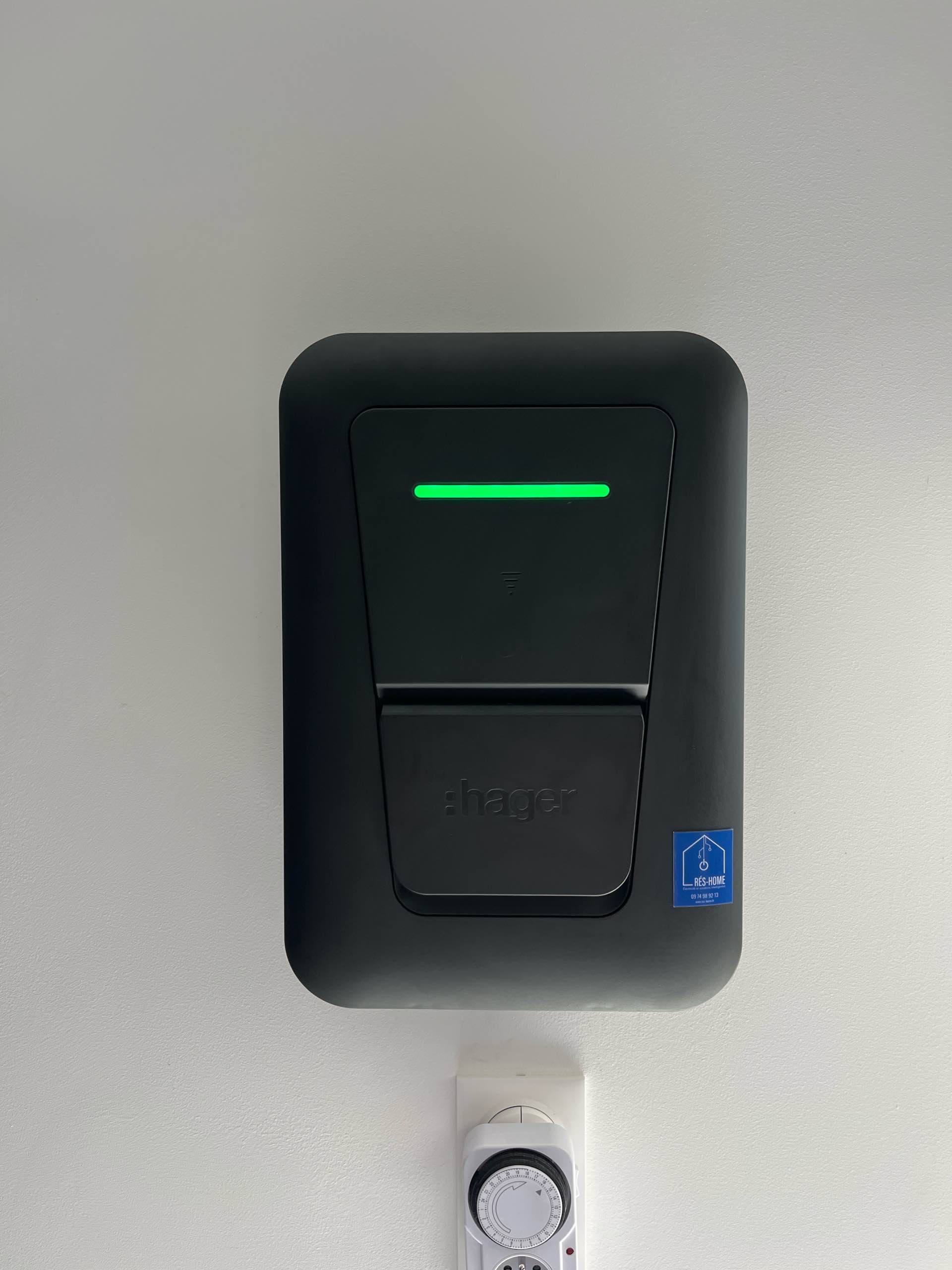 Borne de recharge murale avec voyant vert à Saint-Amant-de-Boixe
