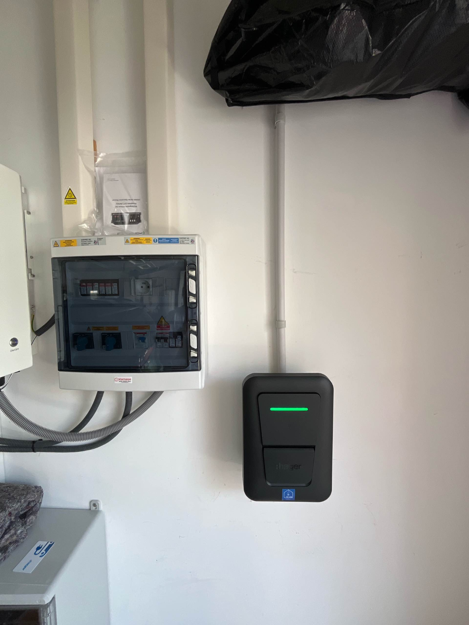 Borne de recharge Hager Witty One installée près du tableau électrique à Saujon
