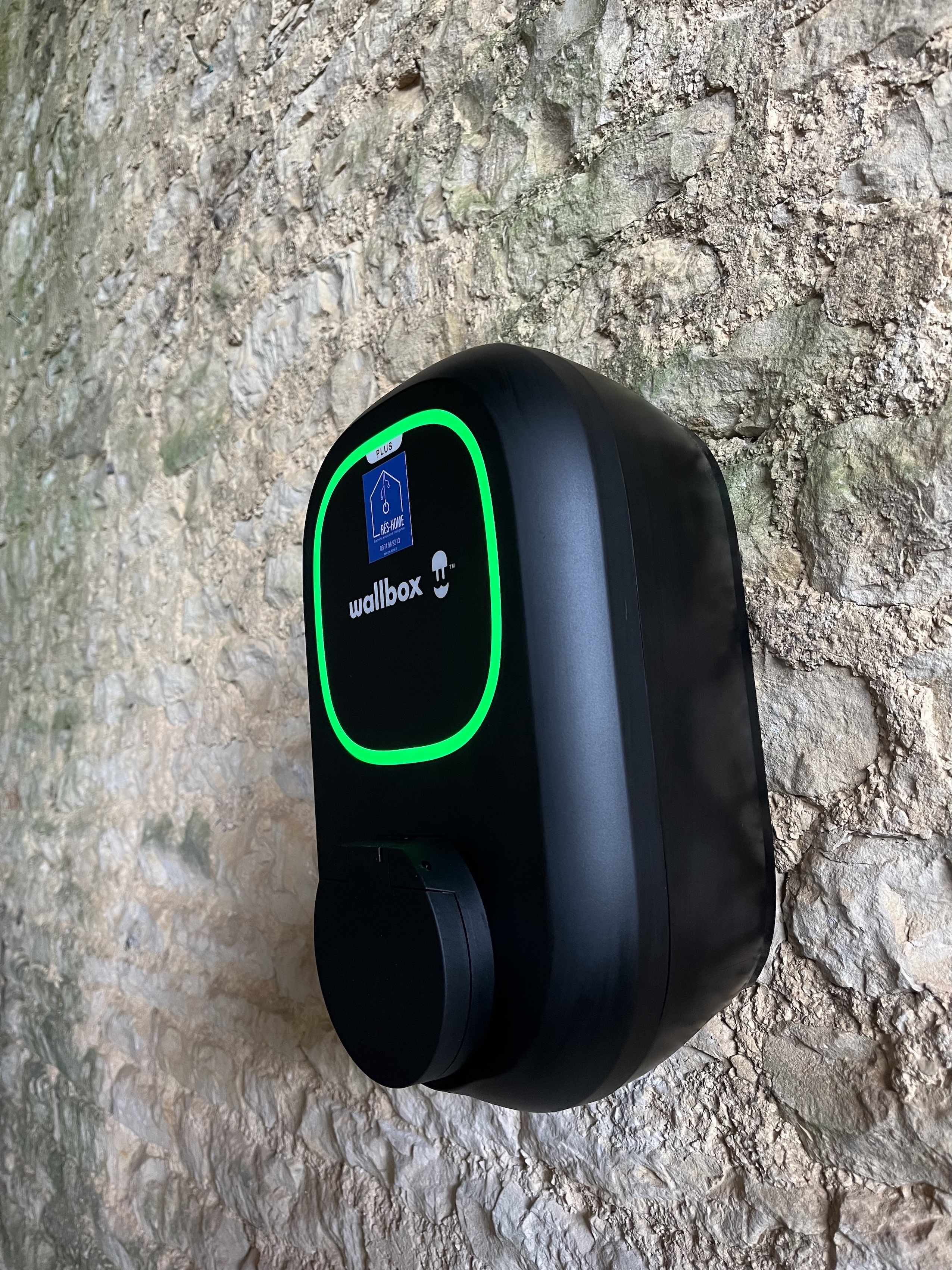 Borne de recharge connectée sur un mur en pierre à Beauvoir-sur-Niort
