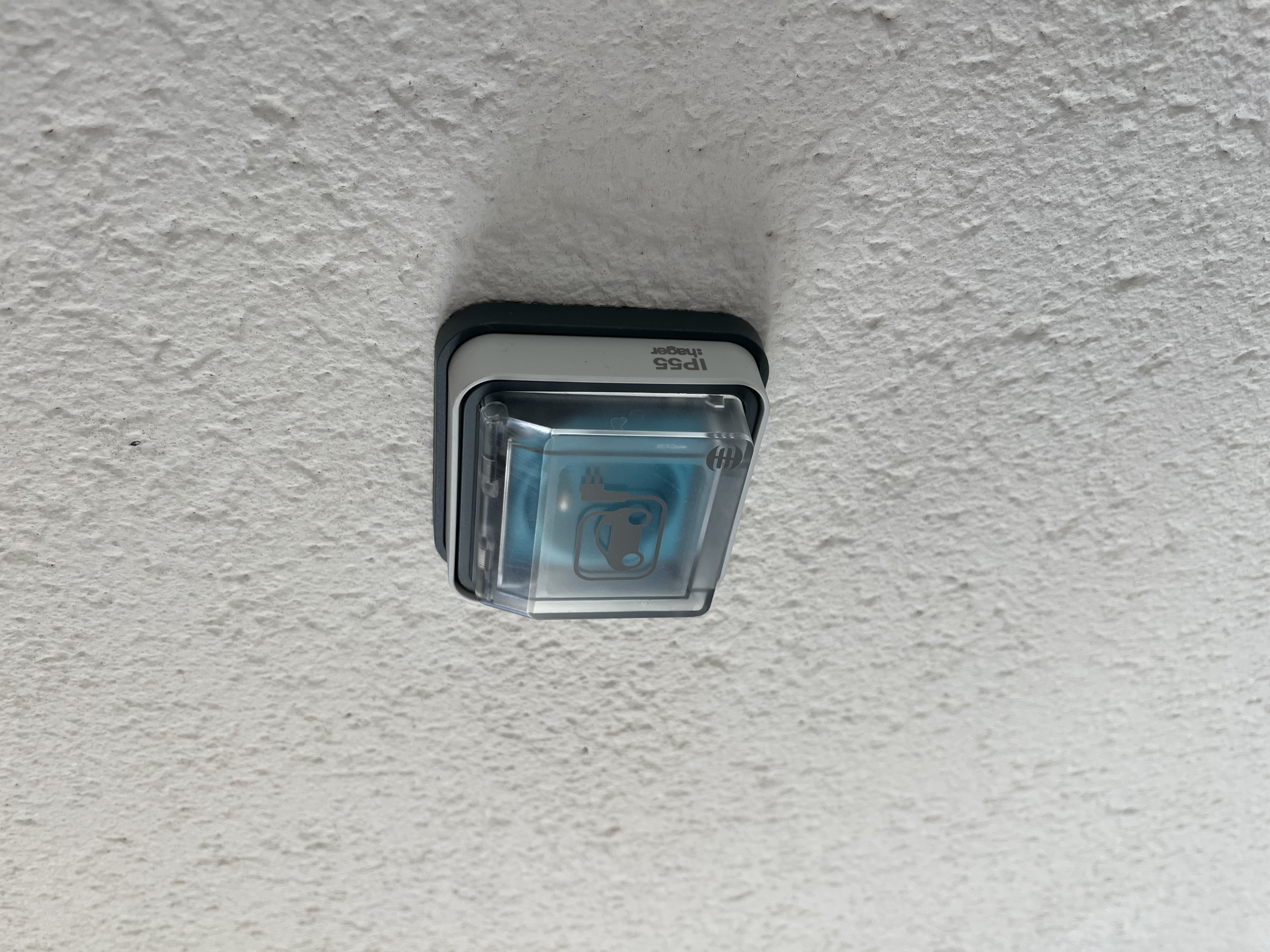 Prise renforcée étanche installée sur un mur extérieur à Frontenay-Rohan-Rohan
