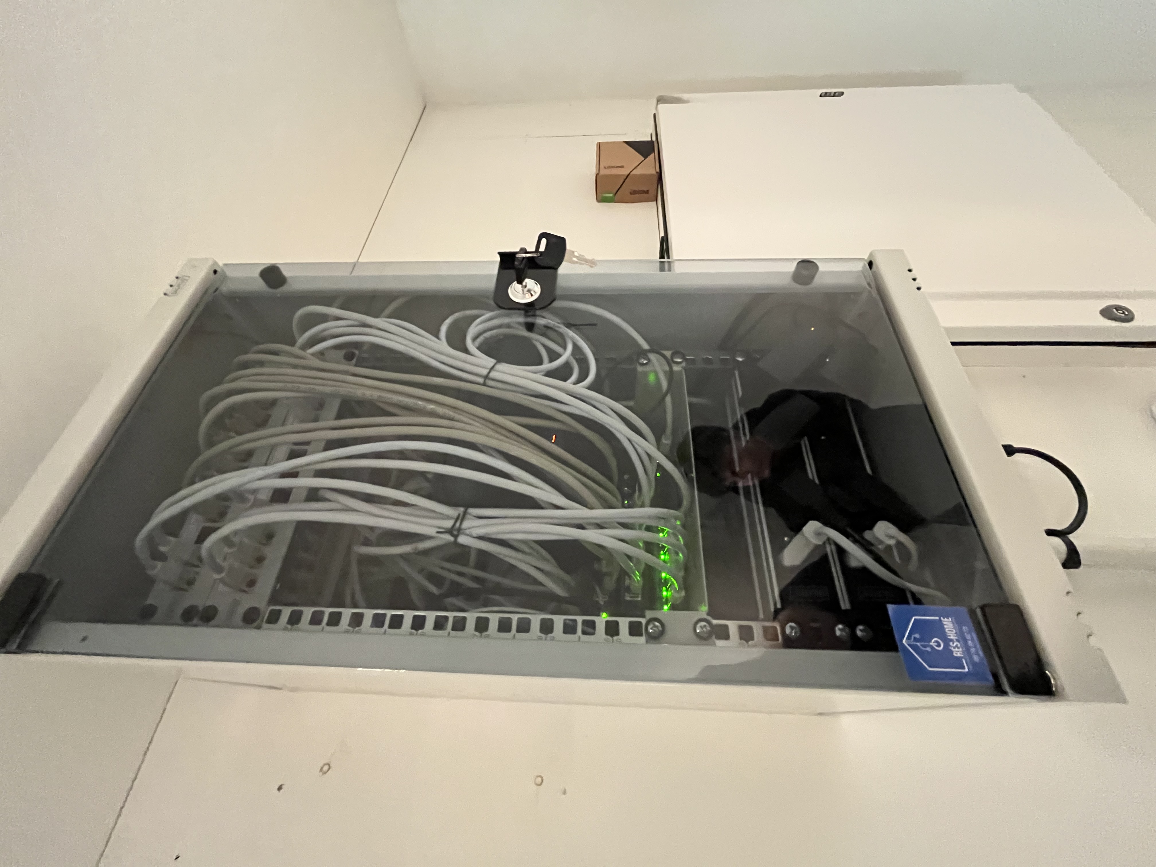 Baie de brassage avec enregistreur vidéo et switch réseau