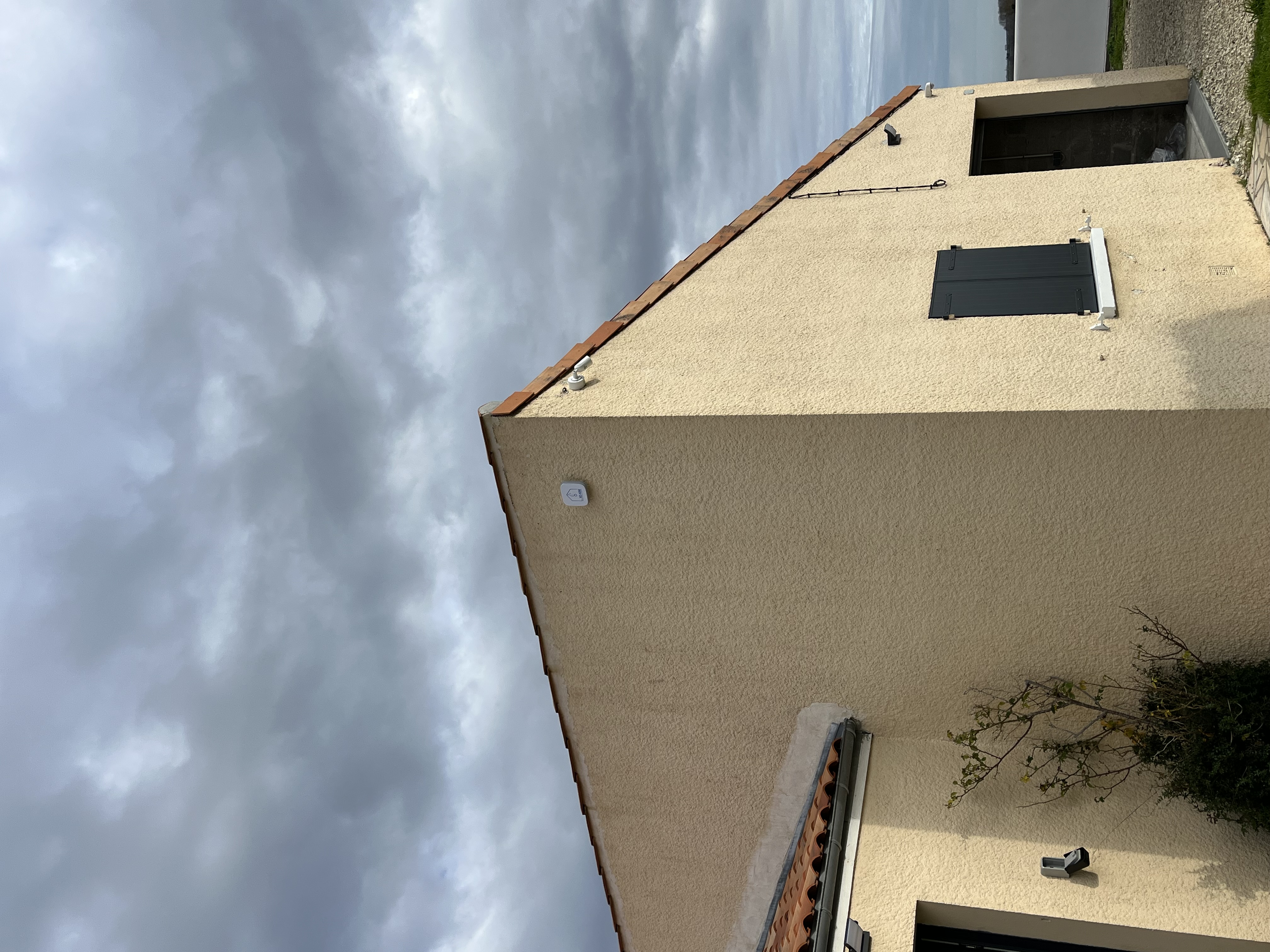 Maison équipée de caméras de surveillance à Vérines