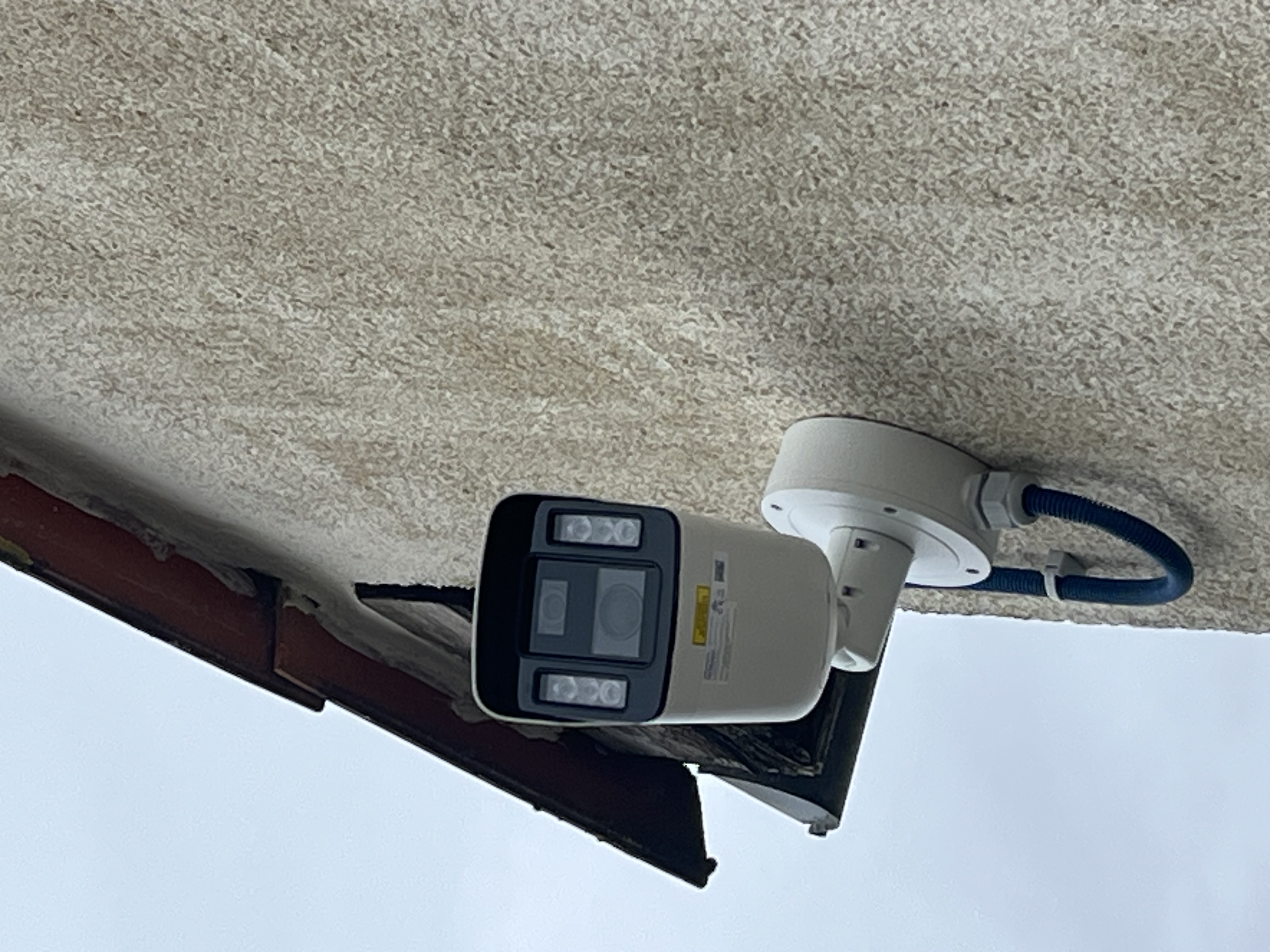 Caméra de vidéosurveillance sur un bâtiment communal à Verdille