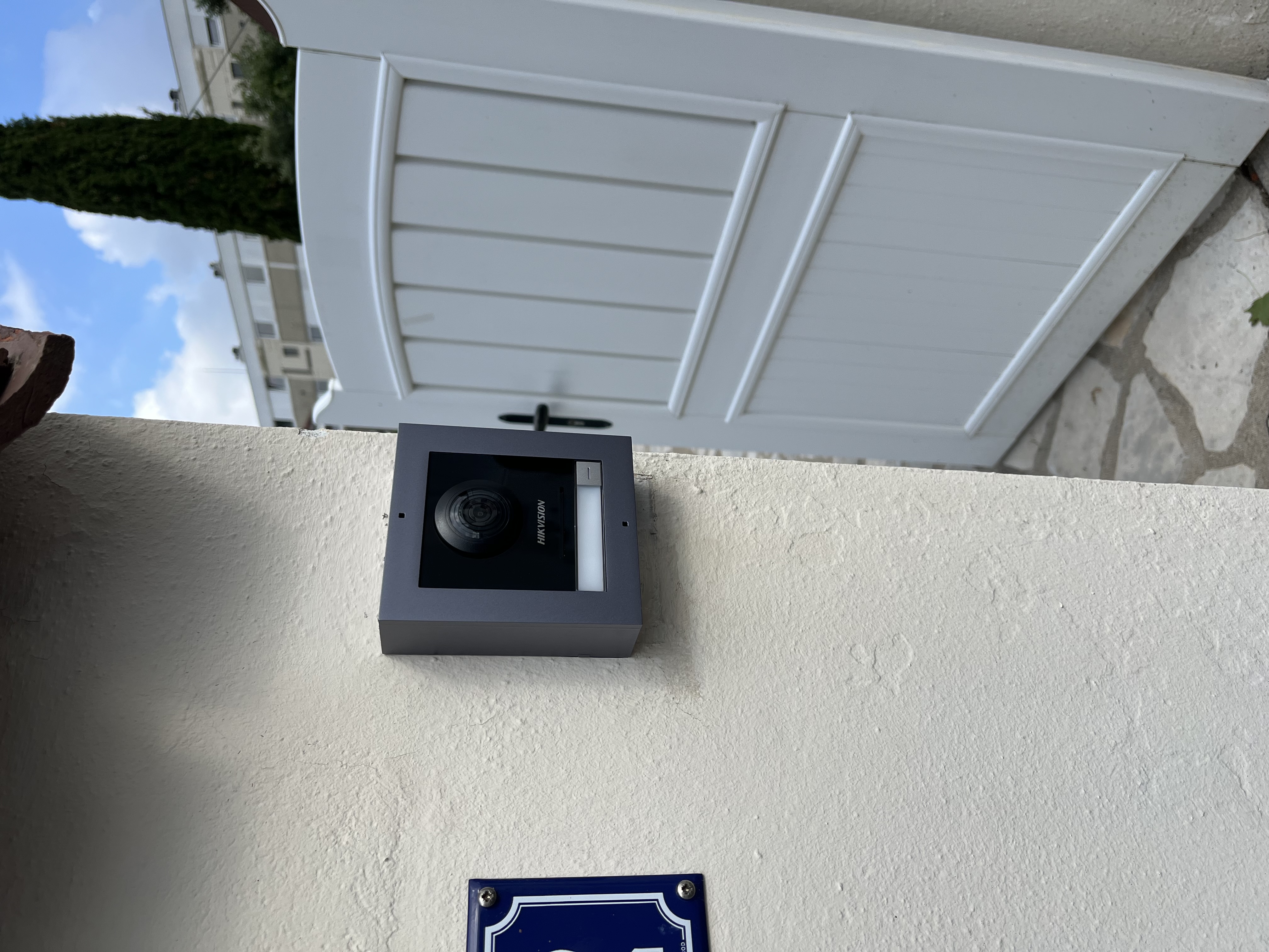 Platine de visiophone connecté installée près du portail à Niort