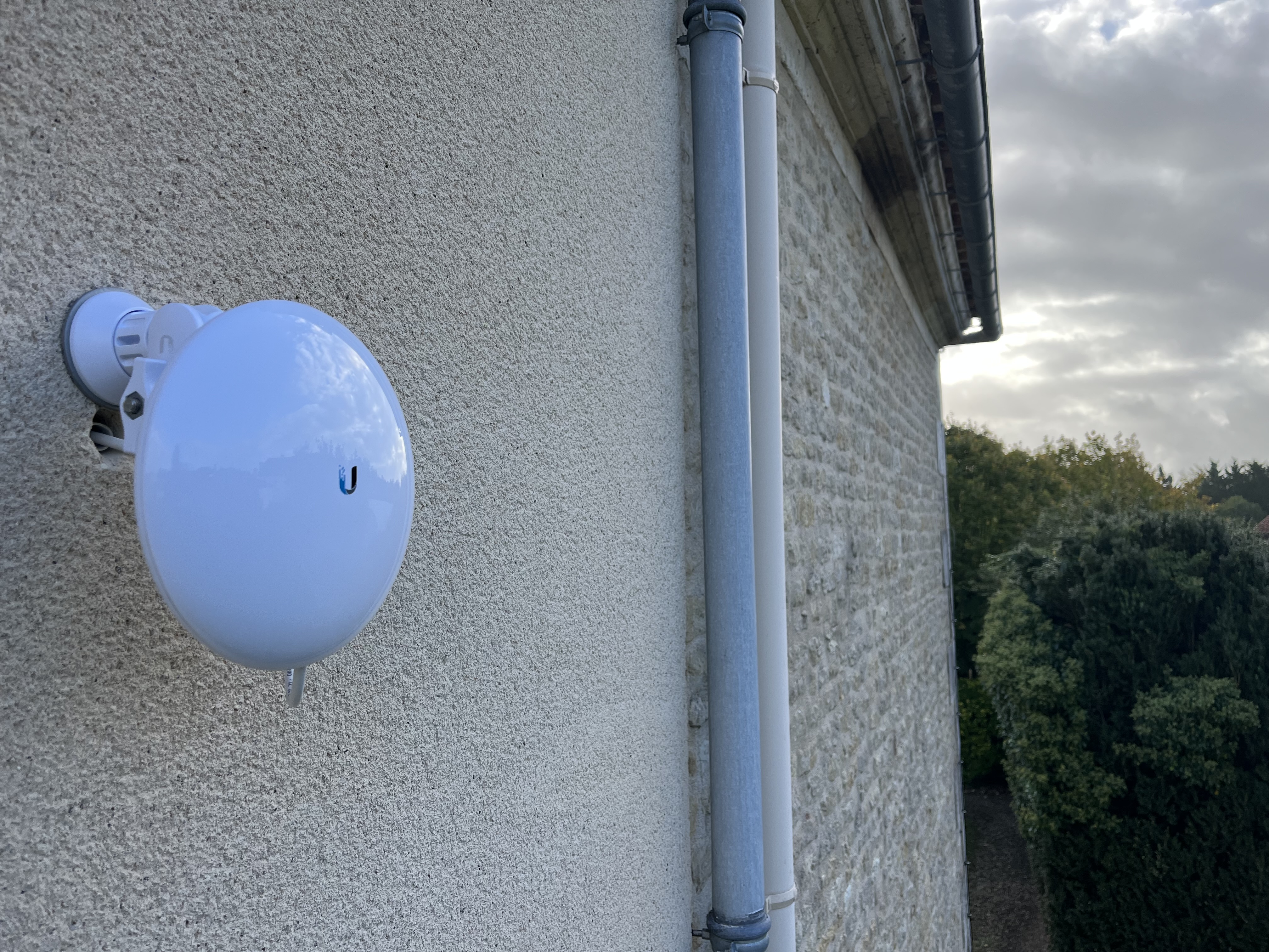 Antenne de pont radio fixée sur une façade à Verdille