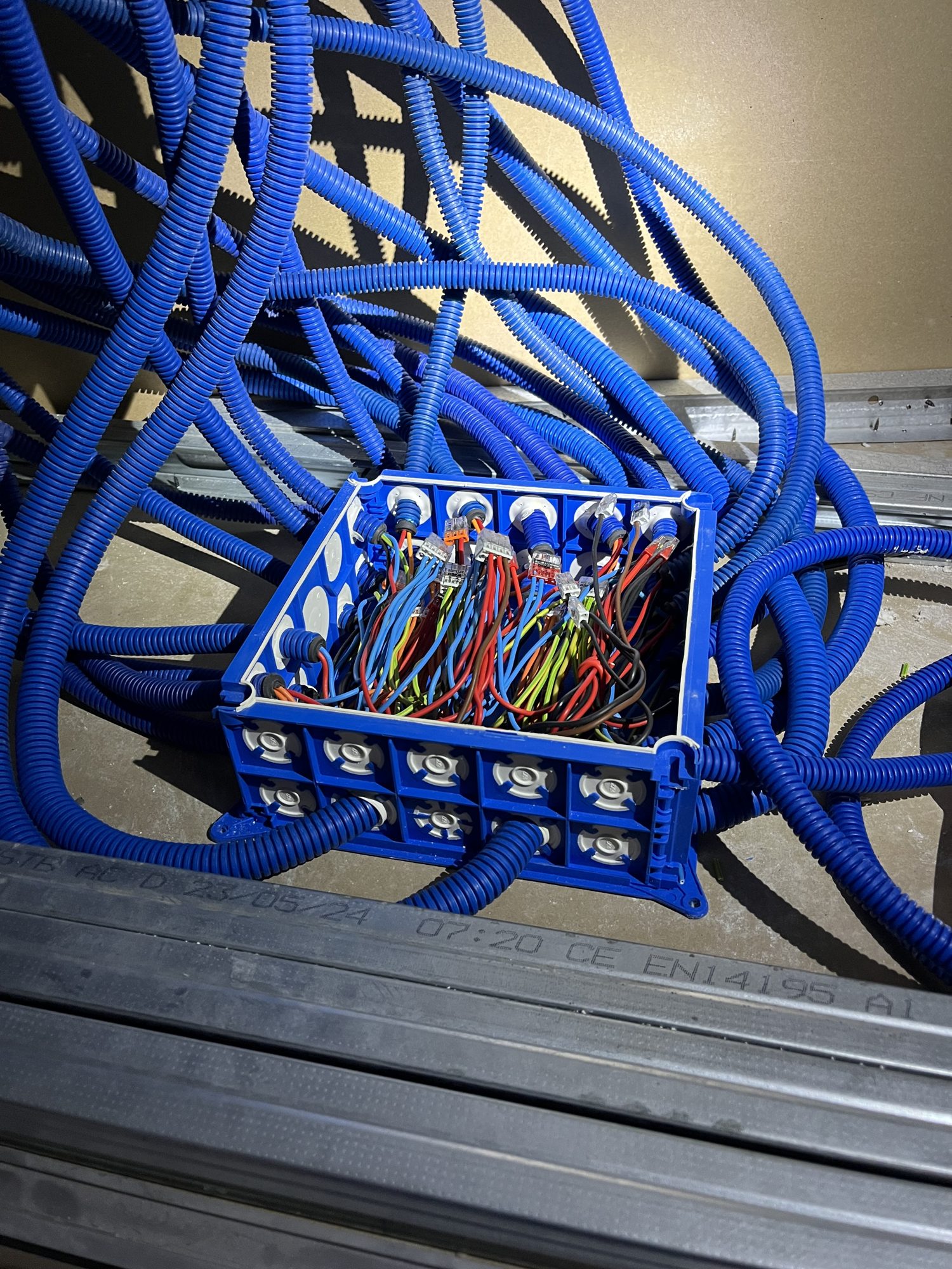 Boîte de dérivation et gaines ICTA de l'installation électrique filaire d'une maison neuve à La Crèche
