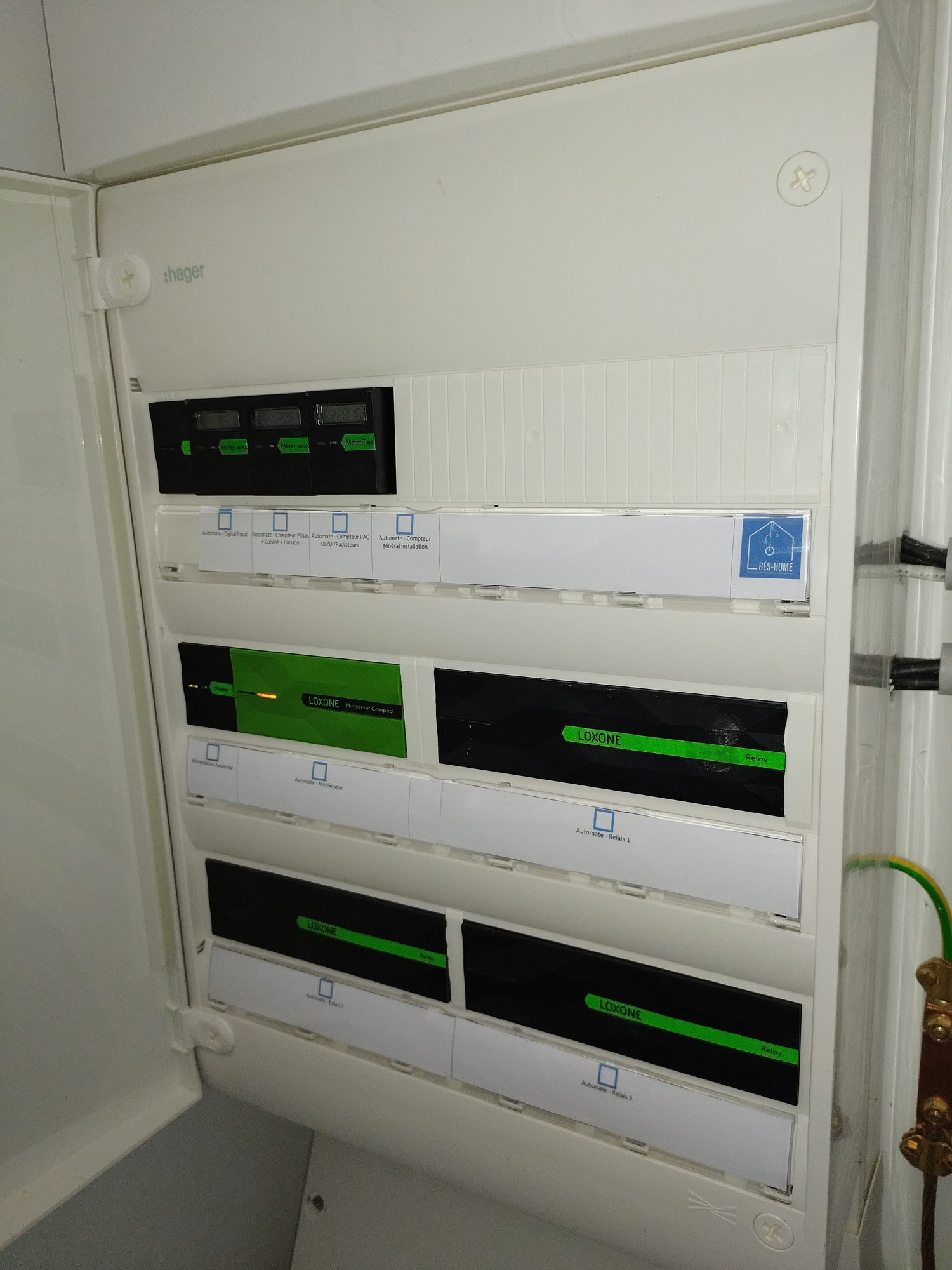 Coffret domotique Loxone Miniserver Compact et extensions Relay dans un tableau Hager, maison neuve à La Crèche