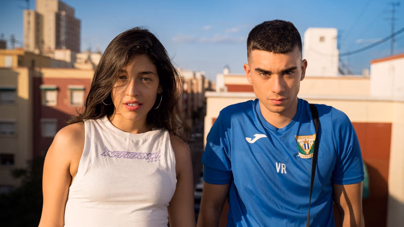 Main characters of Cinco looking at the camara with an enigmatic sight.