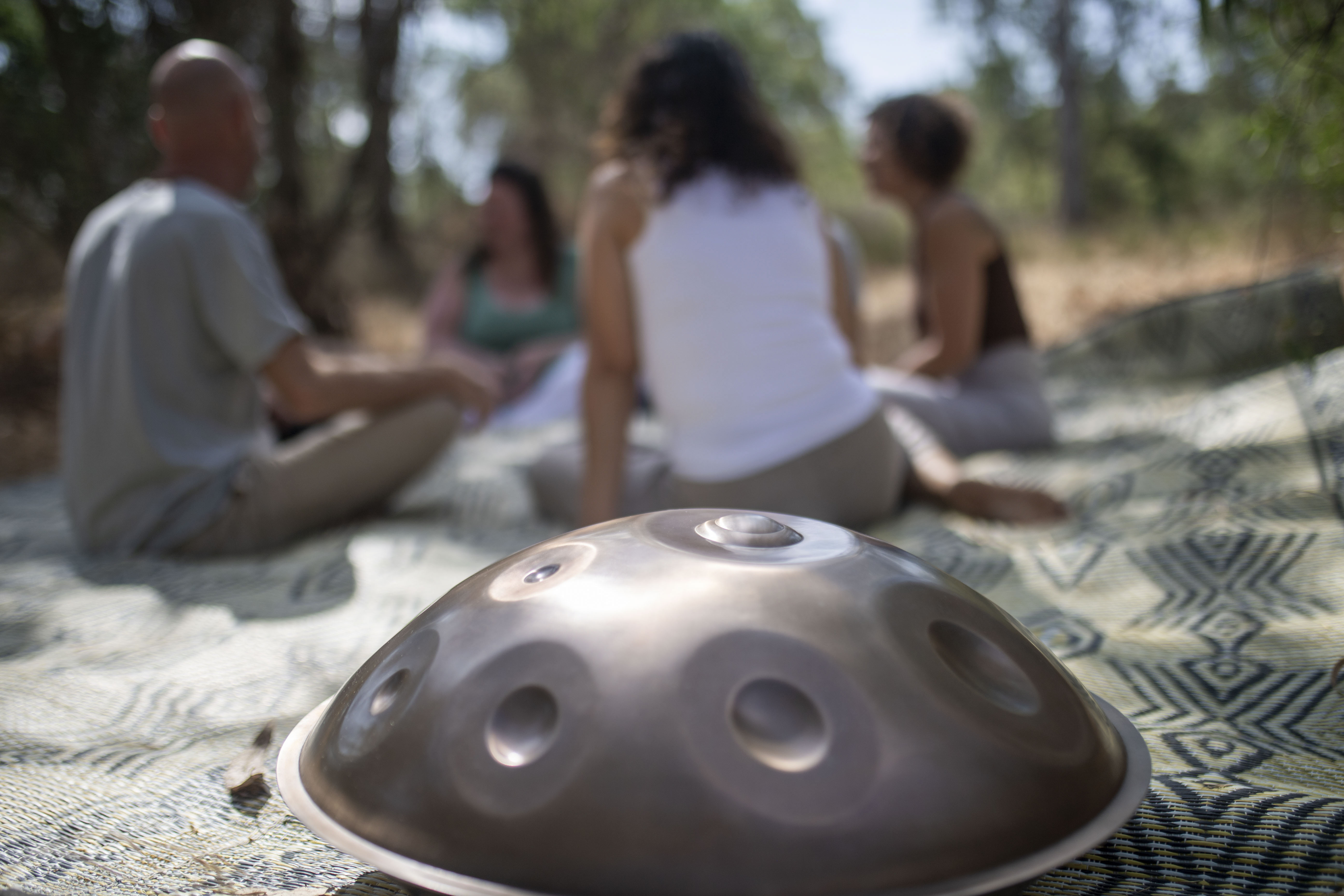 פנטם ואנשים יושבים על מחצלת במדבר