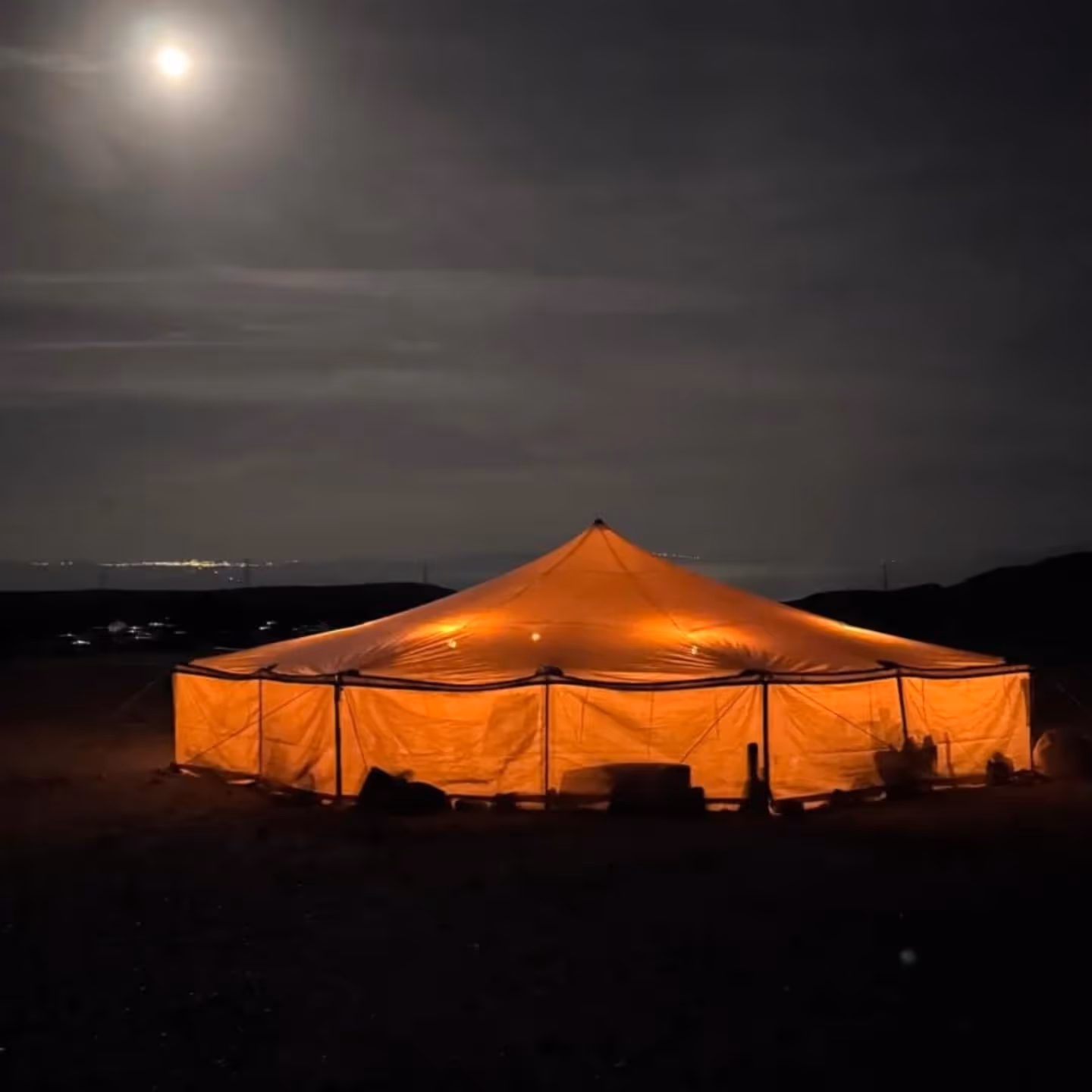 מאהל בלב המדבר בלילה