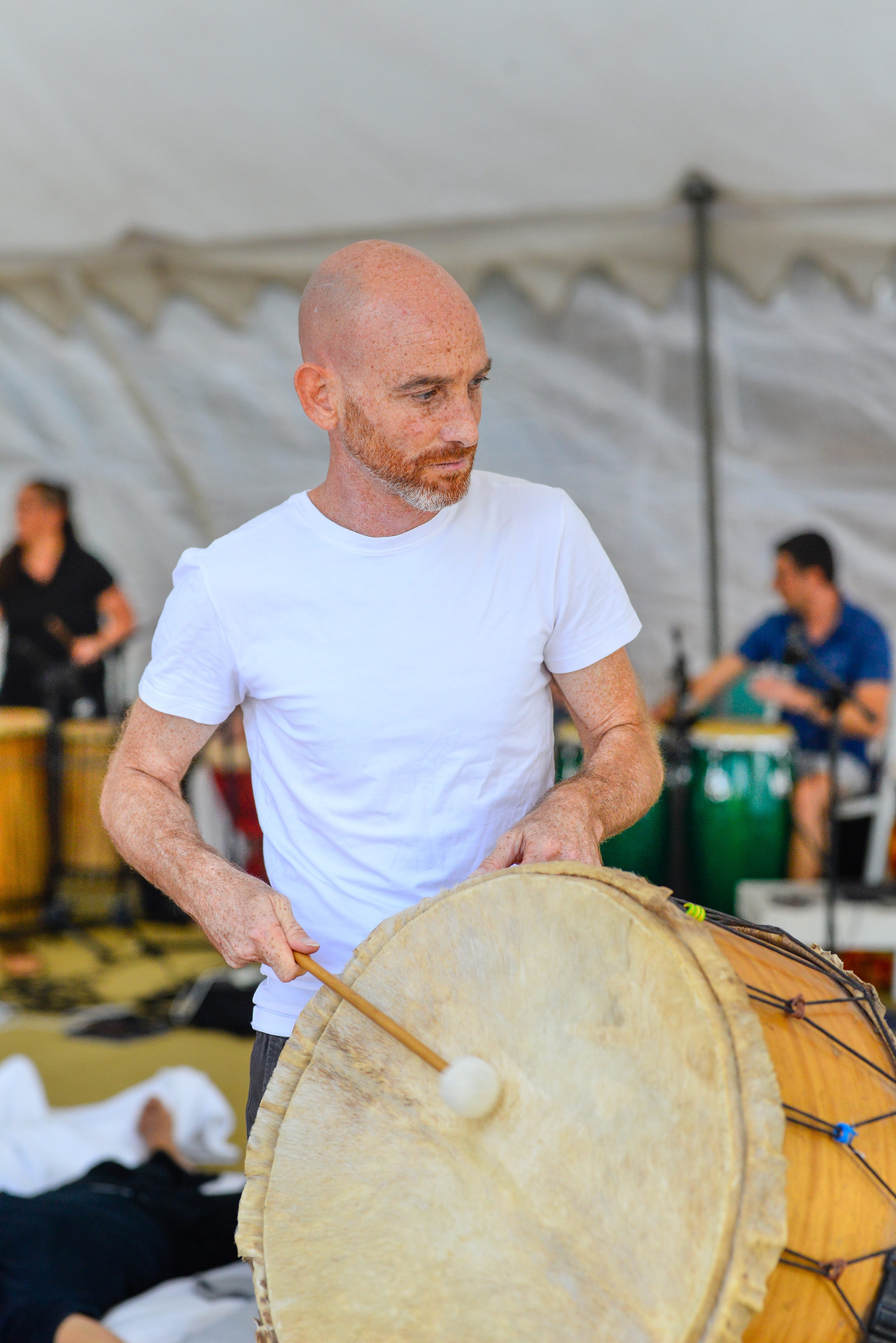 נמרוד מנגן בתוף