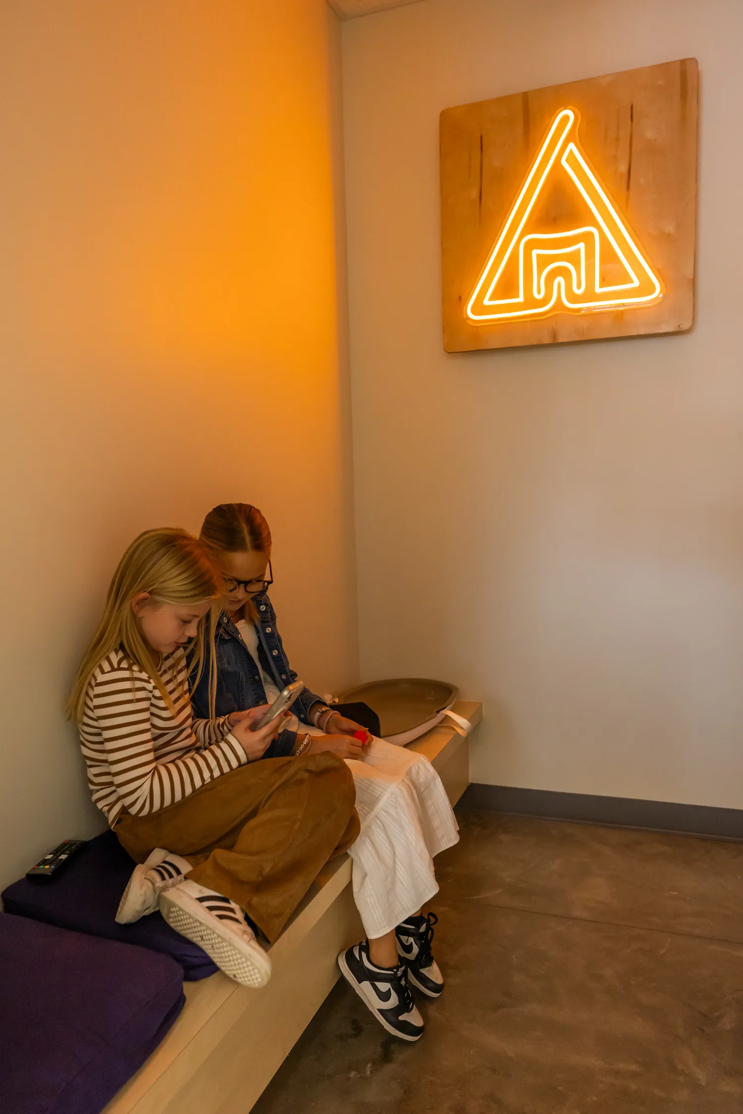 2 kids sitting in the Happy Harpeth office