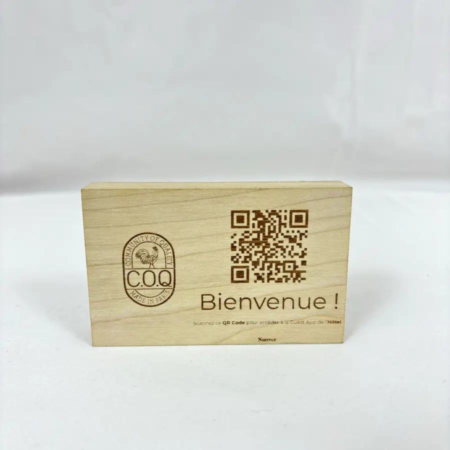 Photo of a horizontal wooden QR code totem with welcome message.