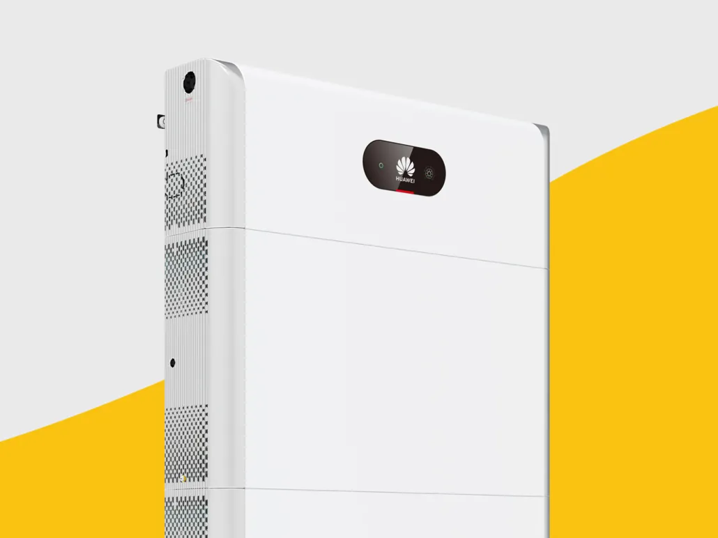 Weißes Huawei Energiespeichergerät mit digitalem Display vor grauem und gelbem Hintergrund.