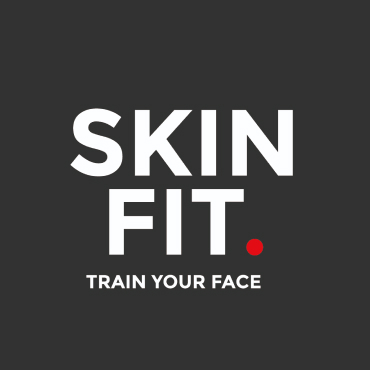 Texto blanco sobre fondo oscuro que dice 'SKIN FIT. ENTRENA TU ROSTRO' con un punto rojo después de 'FIT'.