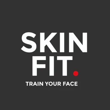 Texto blanco sobre fondo oscuro que dice 'SKIN FIT. ENTRENA TU ROSTRO' con un punto rojo después de 'FIT'.
