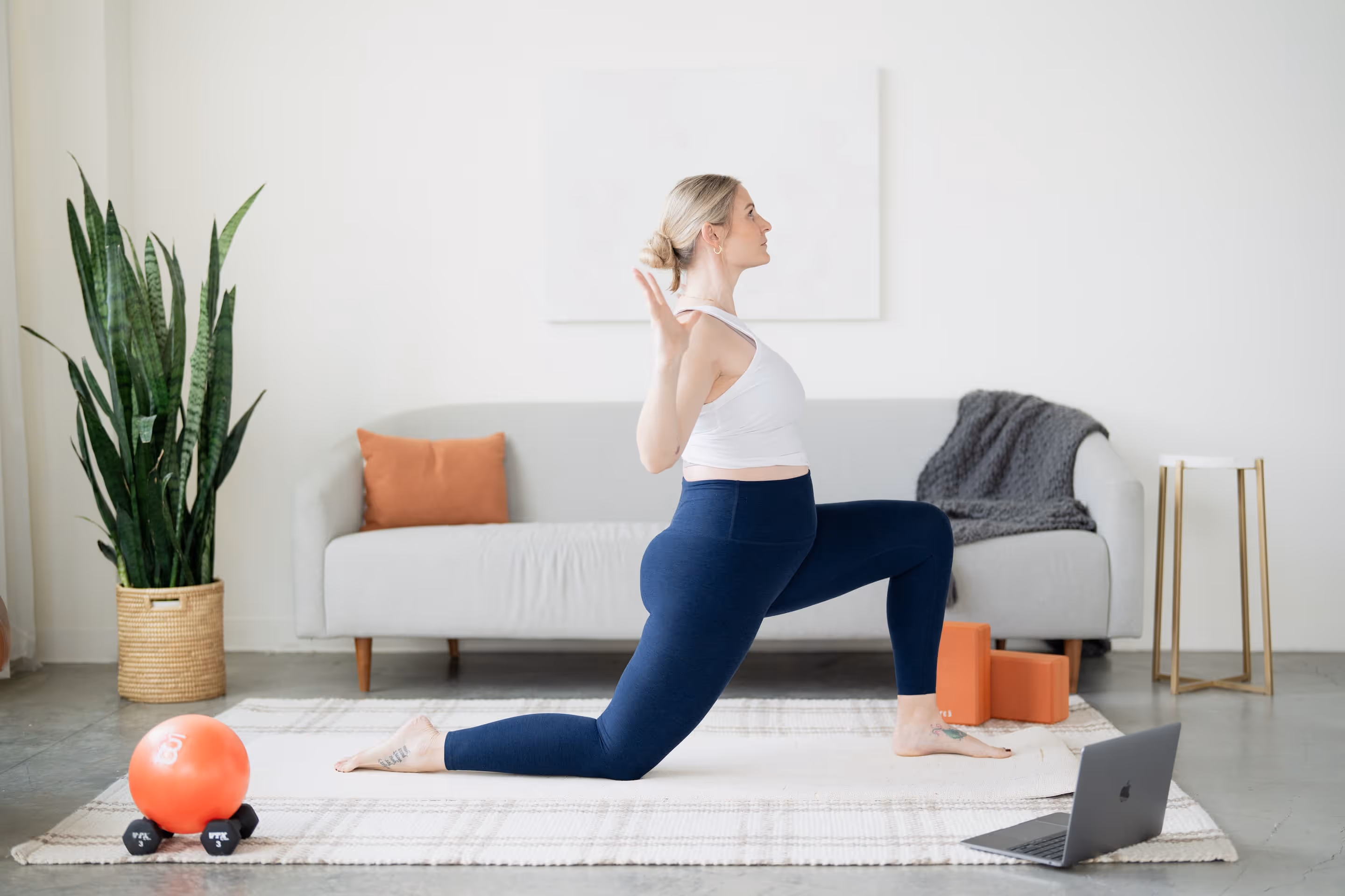 Tres mujeres vestidas con ropa deportiva conversan en una tienda barre3 y una ventana grande.