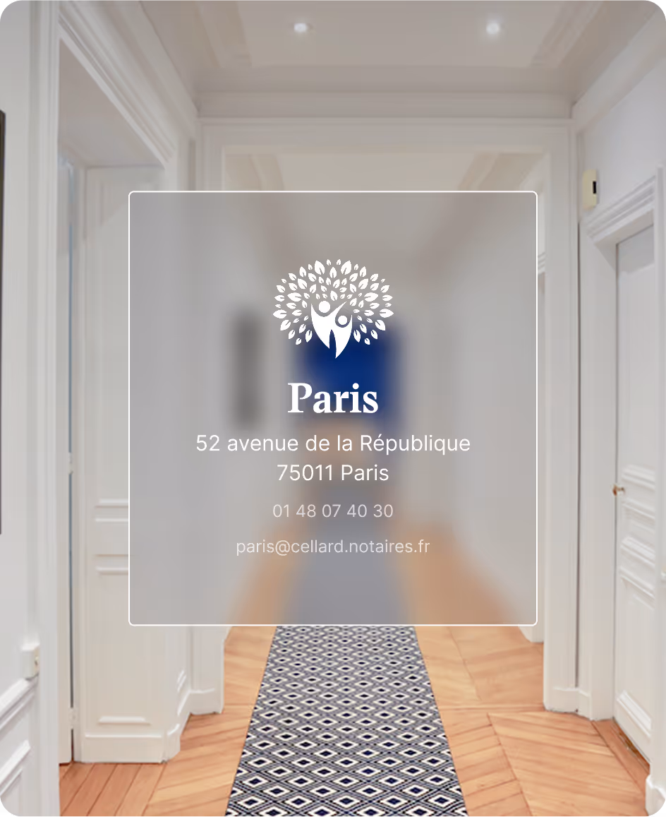 Entrée d'un couloir avec parquet, tapis à motifs noirs et blancs, et des murs blancs, avec une fenêtre floutée affichant les coordonnées d'un office notarial à Paris.
