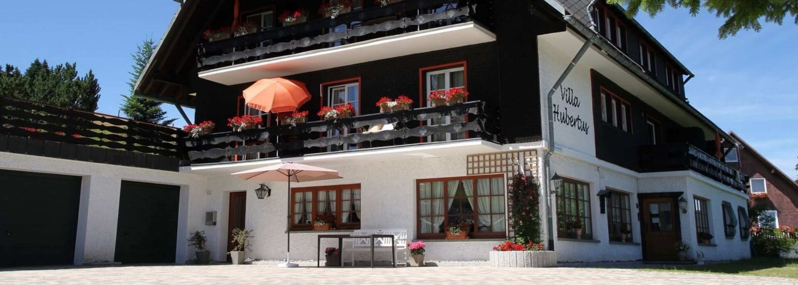 Villa Hubertus am Feldberg an sonnigem Tag als Hausansicht