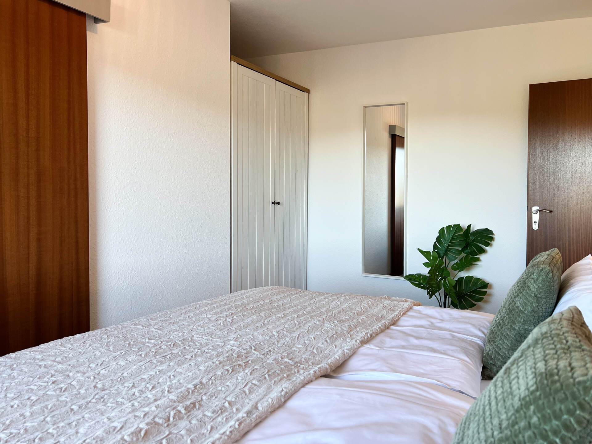 Grosser Kleiderschrank im Schlafzimmer