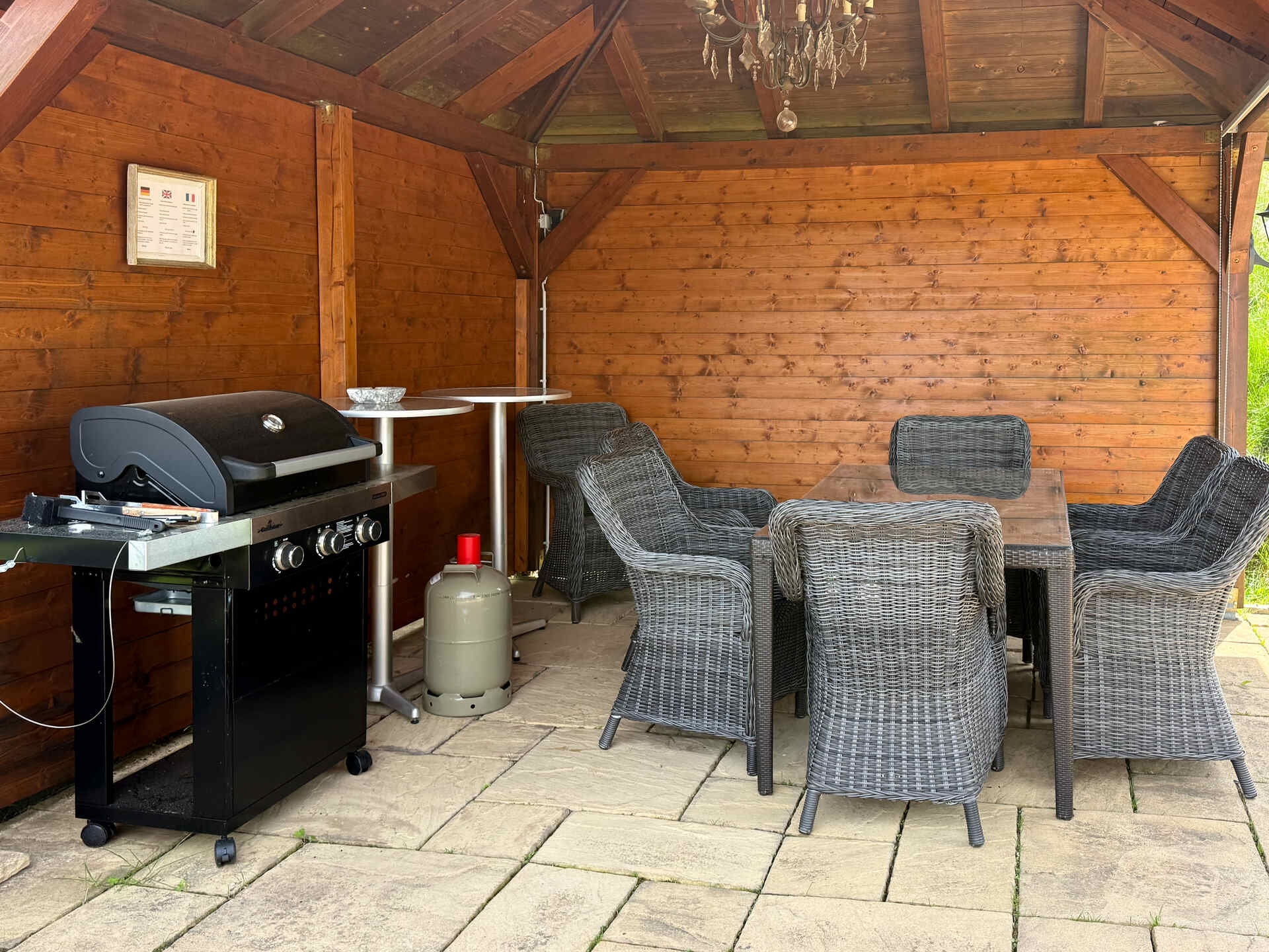 Ueberdachter Grill-Pavillon mit Sitzgruppe auf der Sonnenterrasse