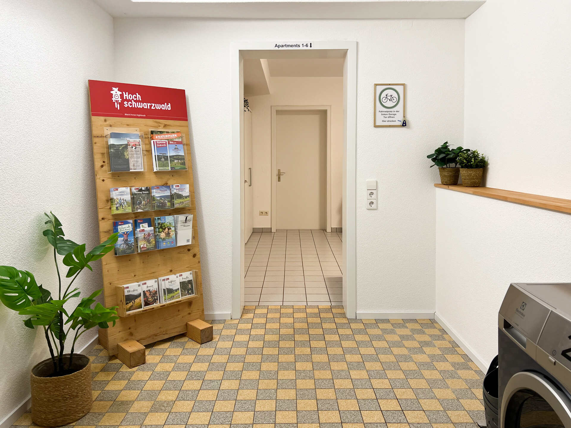 Eingangsbereich mit Aktivitaeten Flyer und Waschmaschine