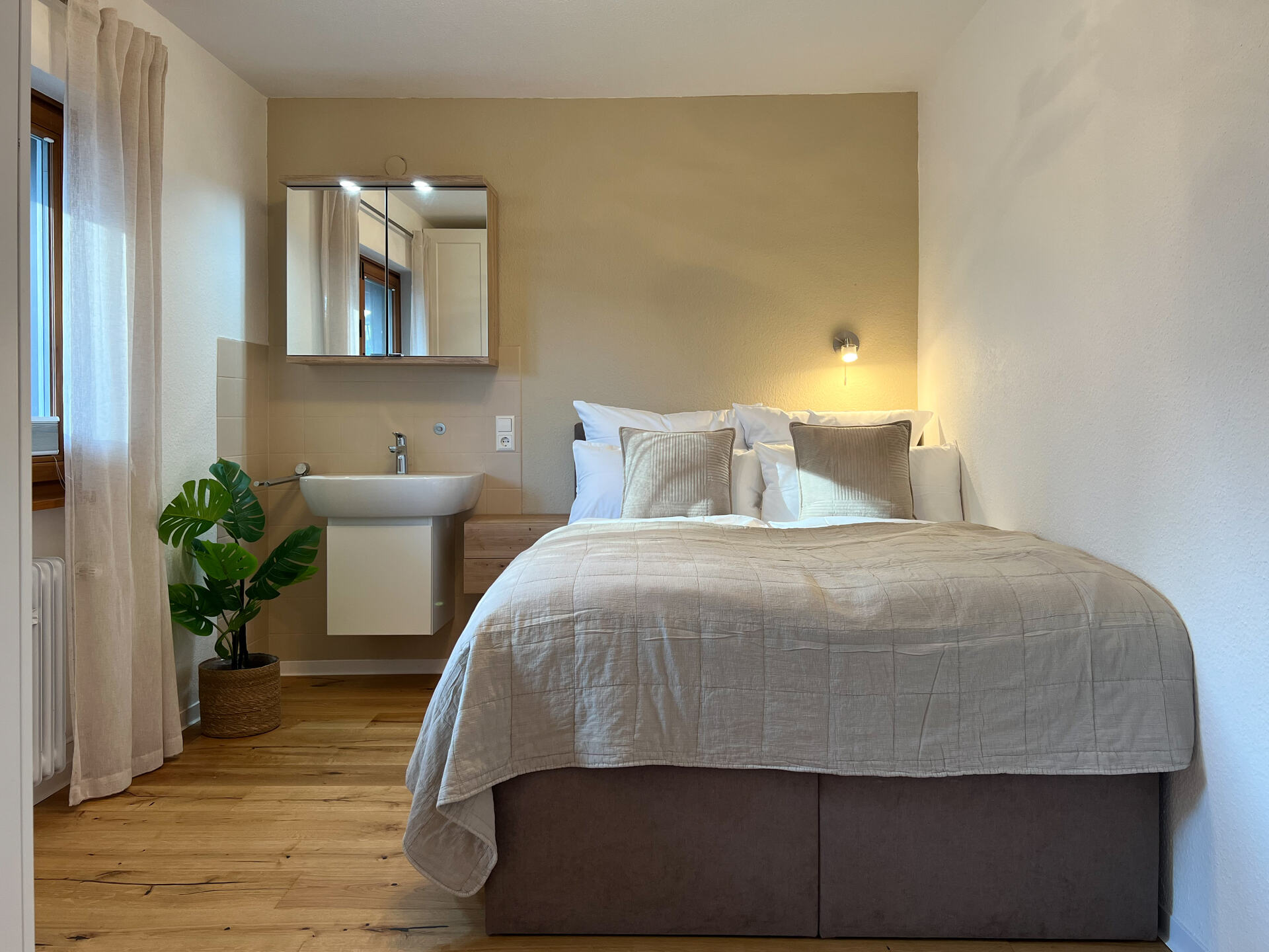 Extrazimmer mit Doppelbett und Waschbecken