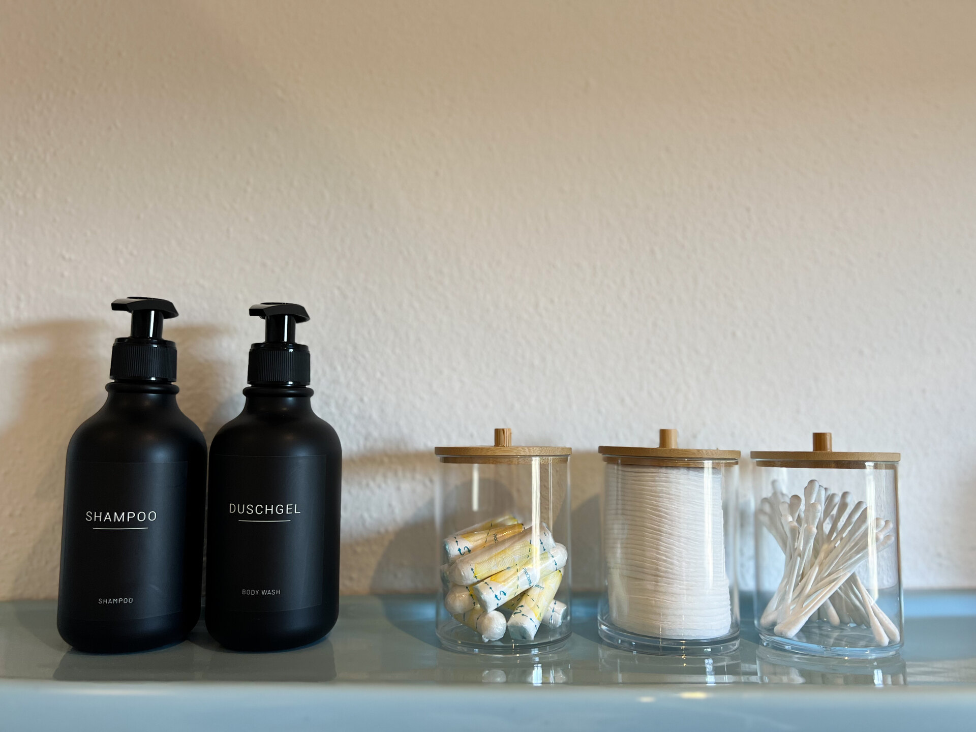 Pflegeprodukte und Utensilien nebeneinander platziert