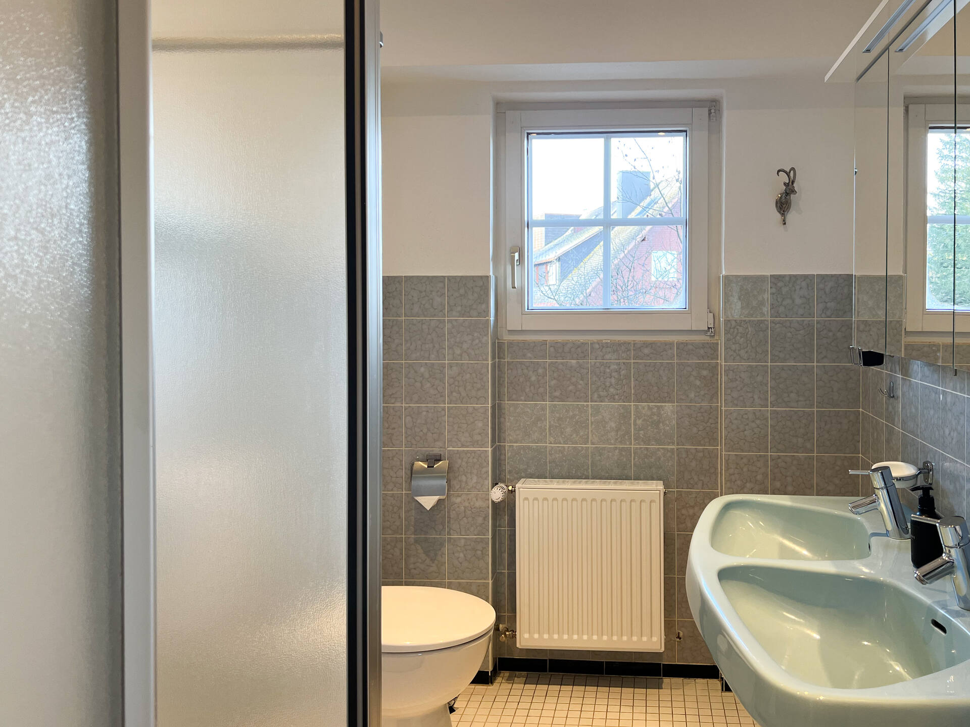Badezimmer mit Doppelwaschbecken und Fenster