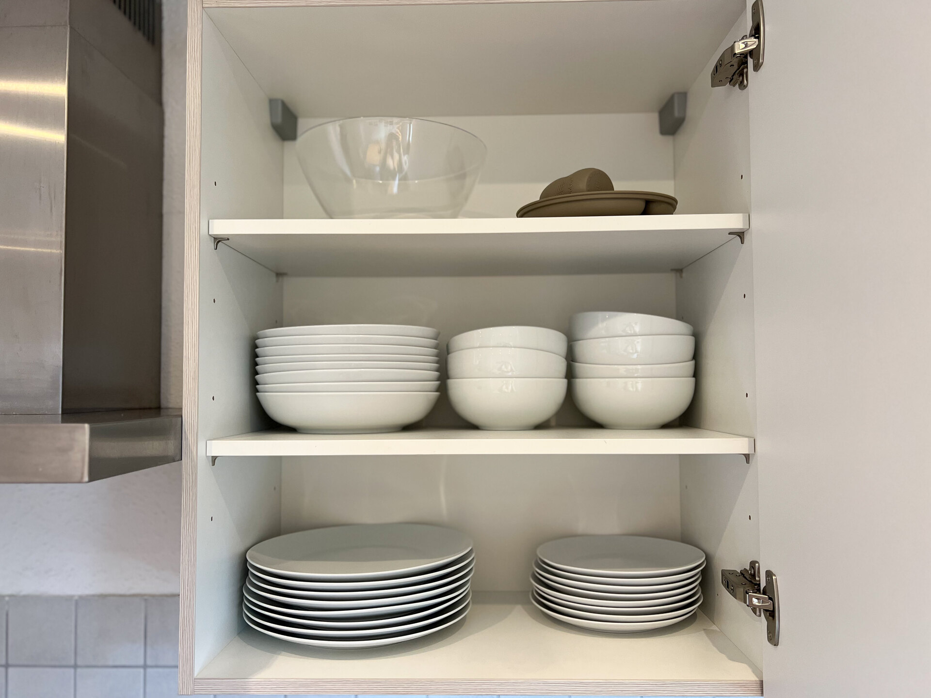 Kuechenschrank mit Tellern, Schalen und Salatschale