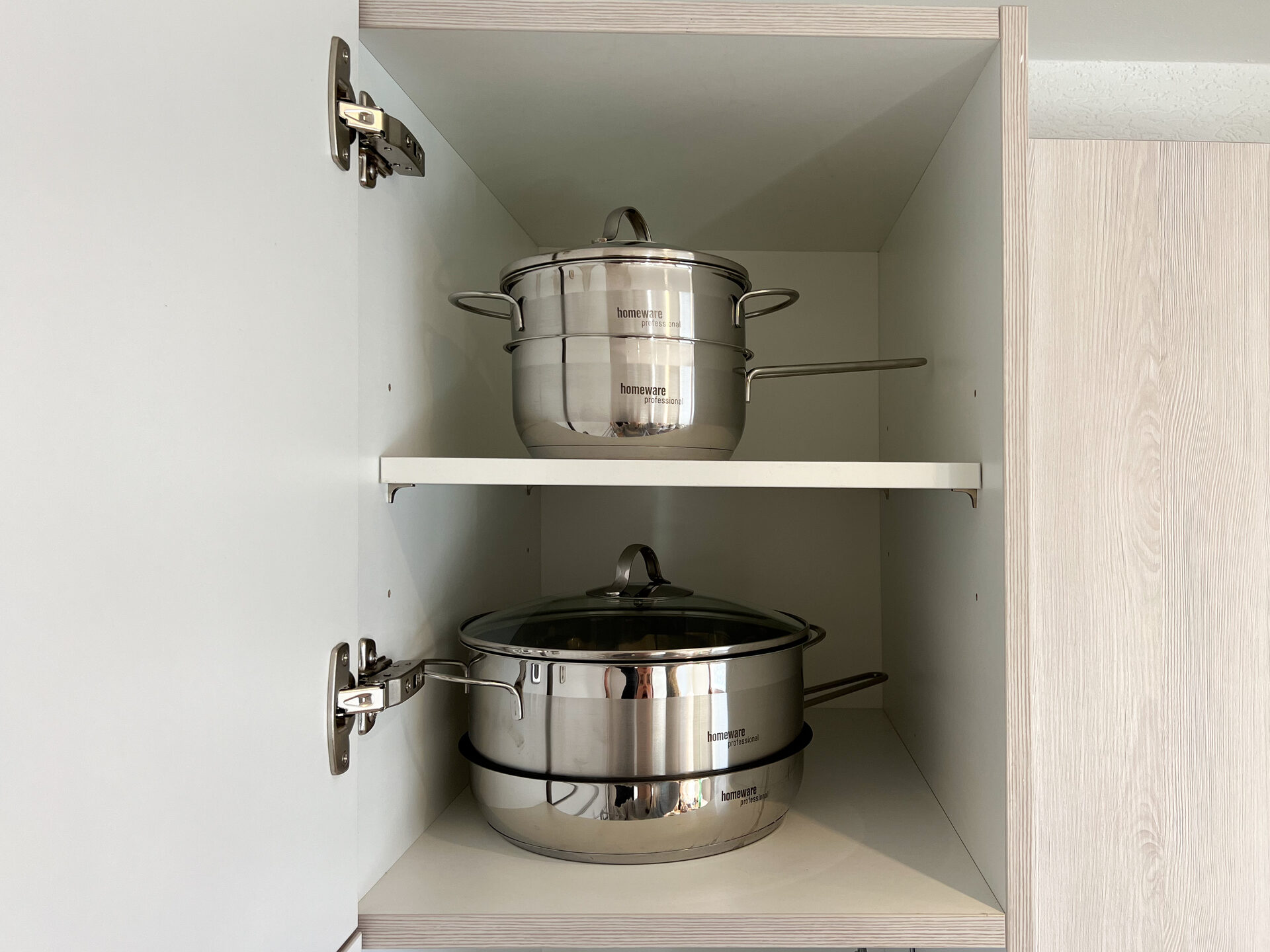 Kuechenschrank mit Edelstahltoepfen