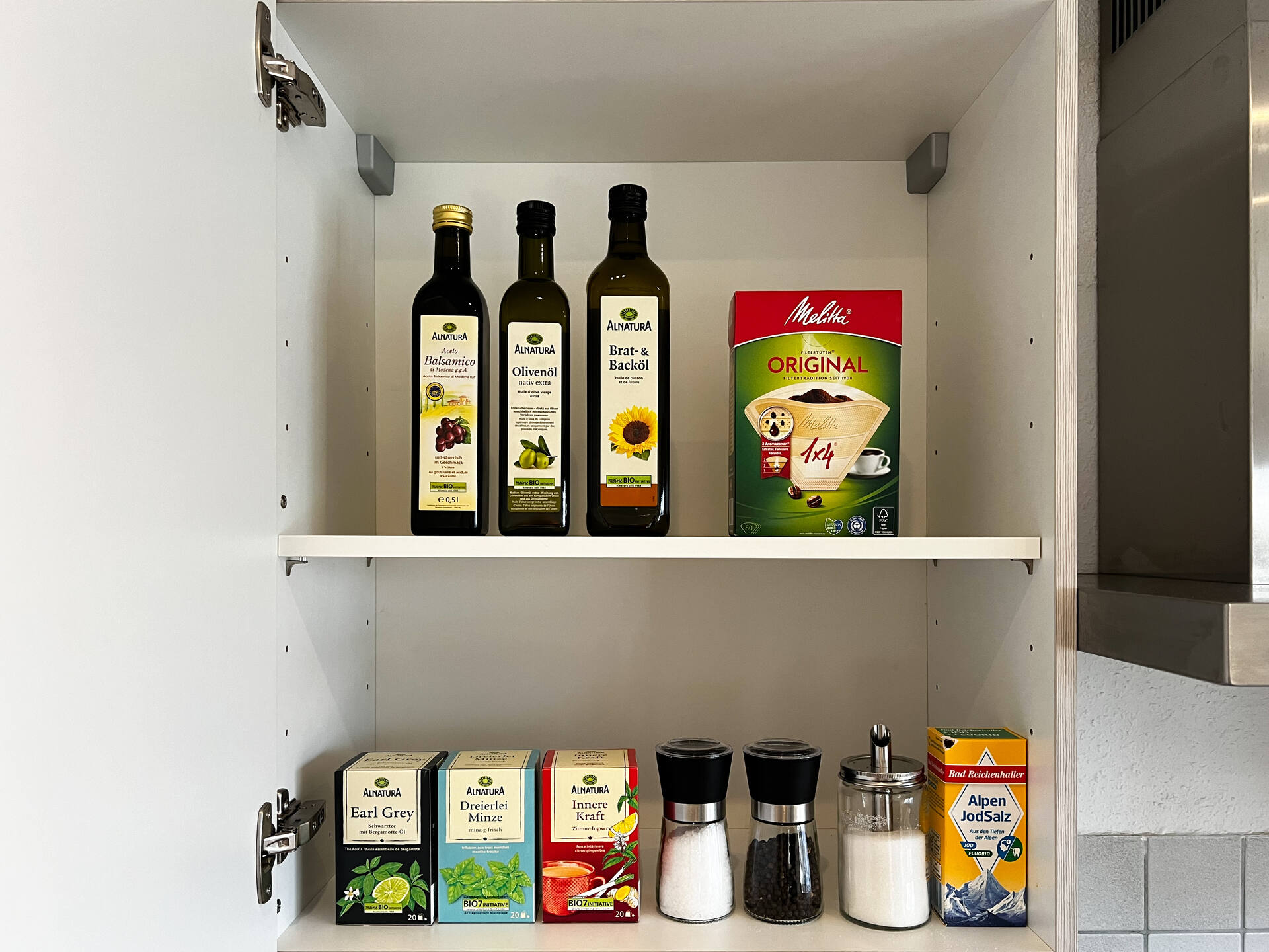 Kuechenschrank mit Tee, Oel, Salz und Gewuerzen