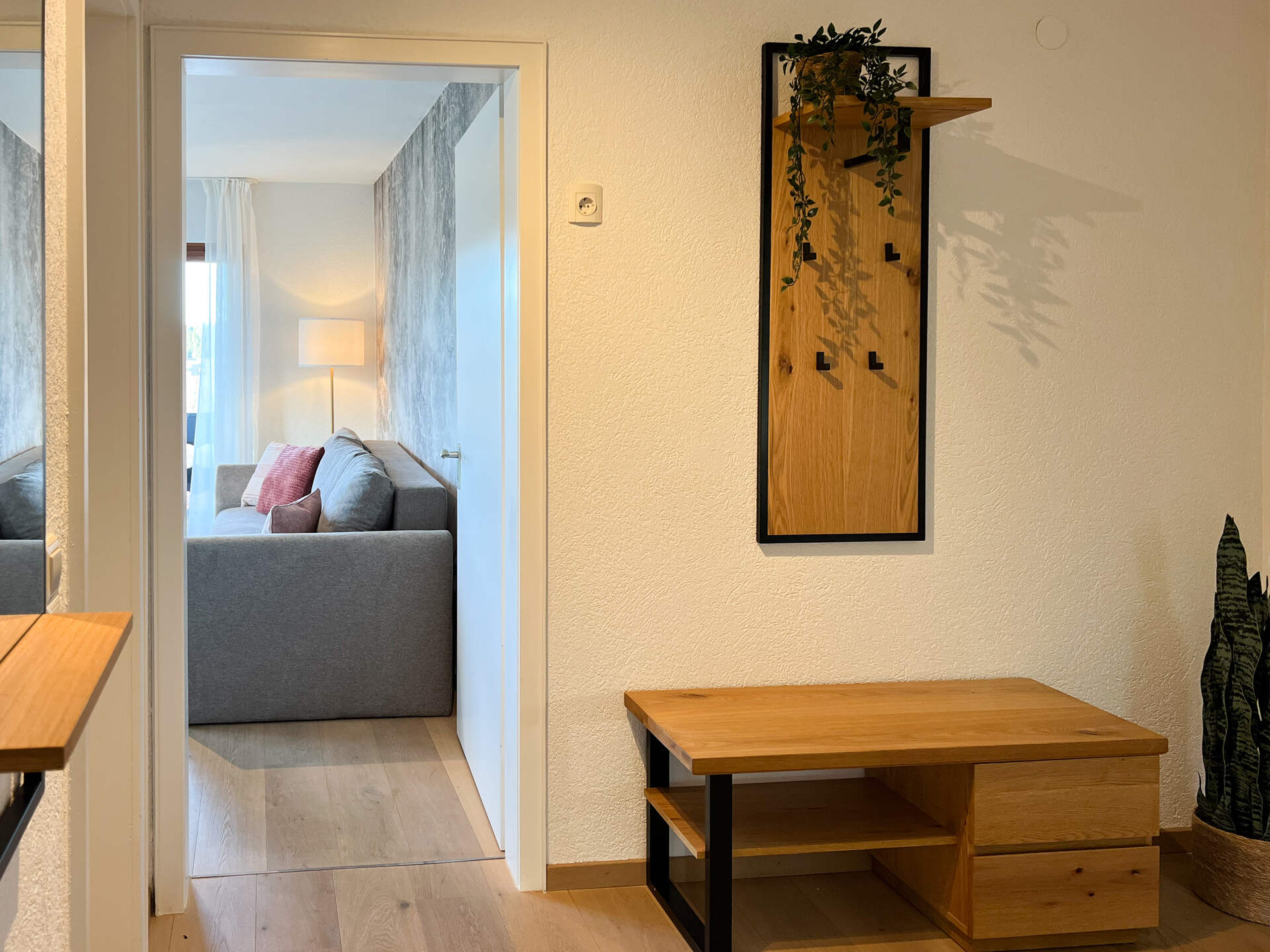 Flur mit moderner Garderobe aus Holz und Metall