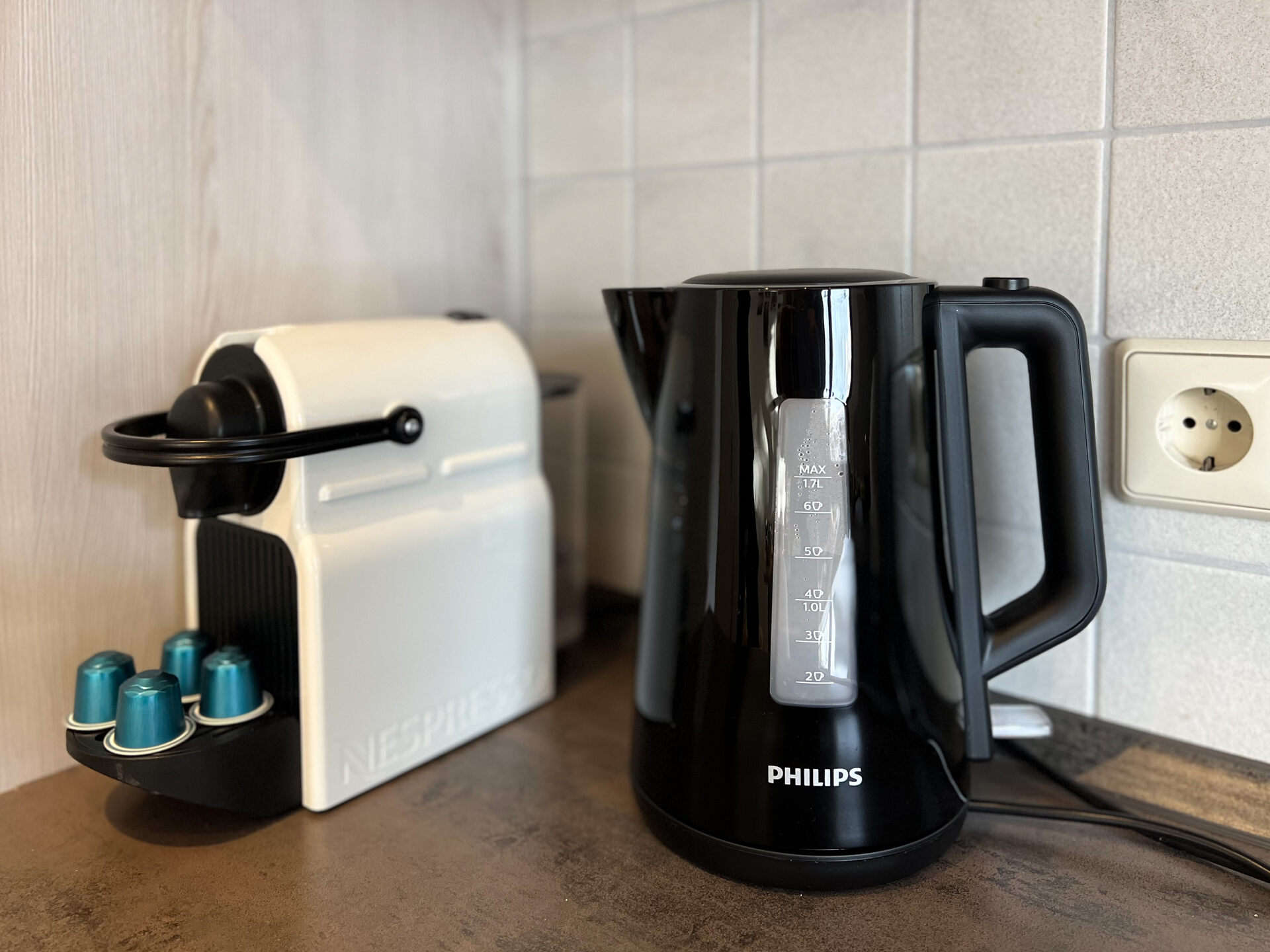 Kaffeemaschine und Wasserkocher auf Kuechentheke