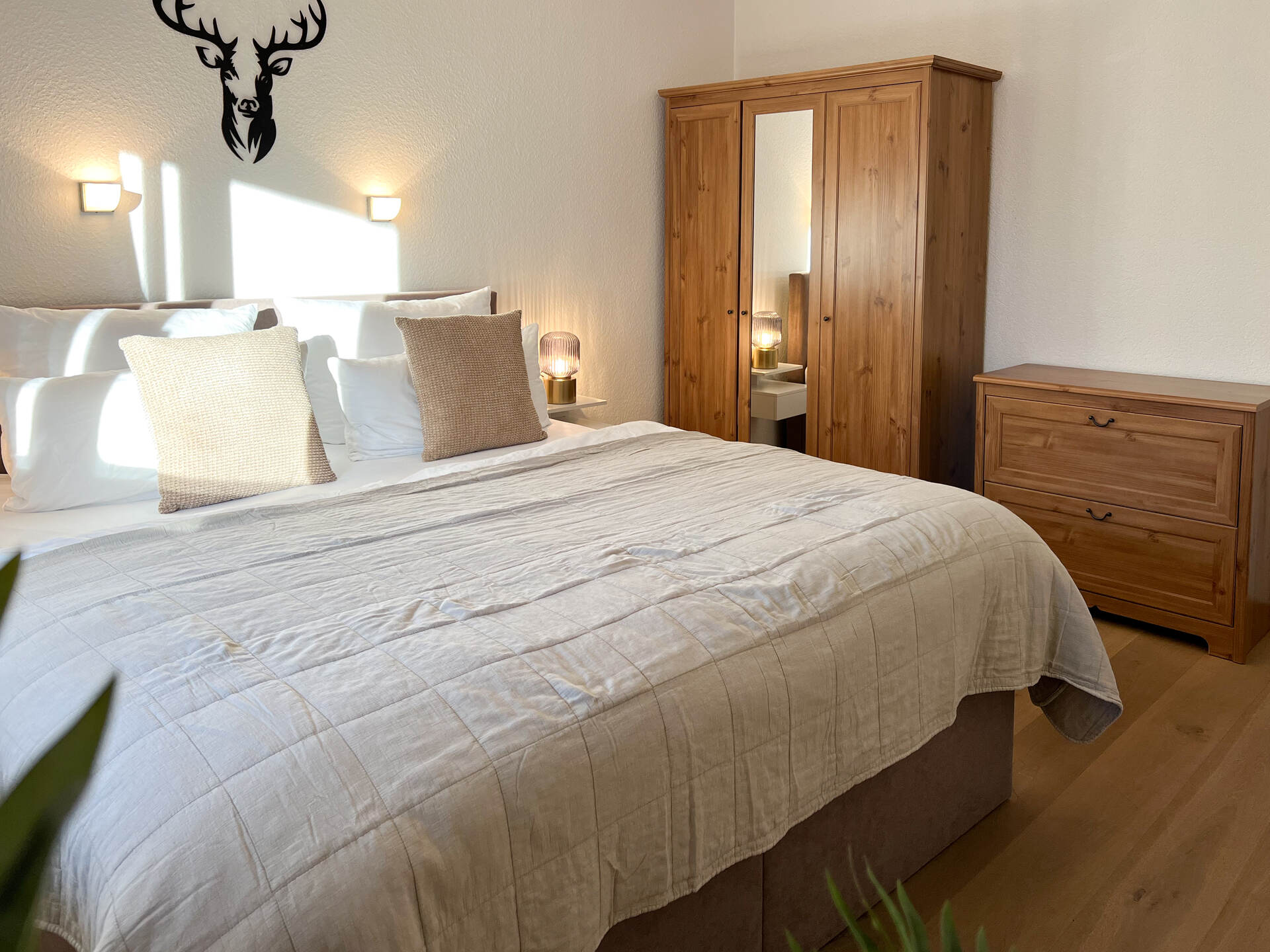 Schlafzimmer mit Kleiderschrank und Holzkommode