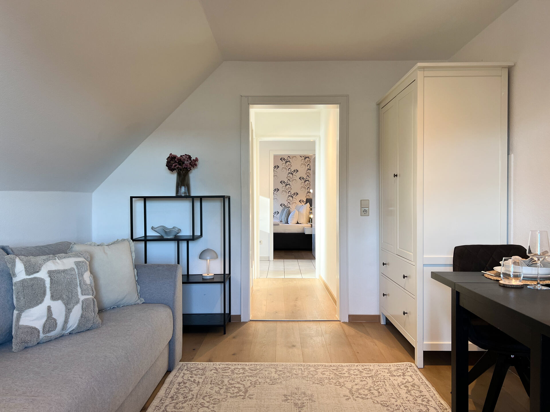 Wohnzimmerblick mit Sofa und Zugang zum Schlafzimmer