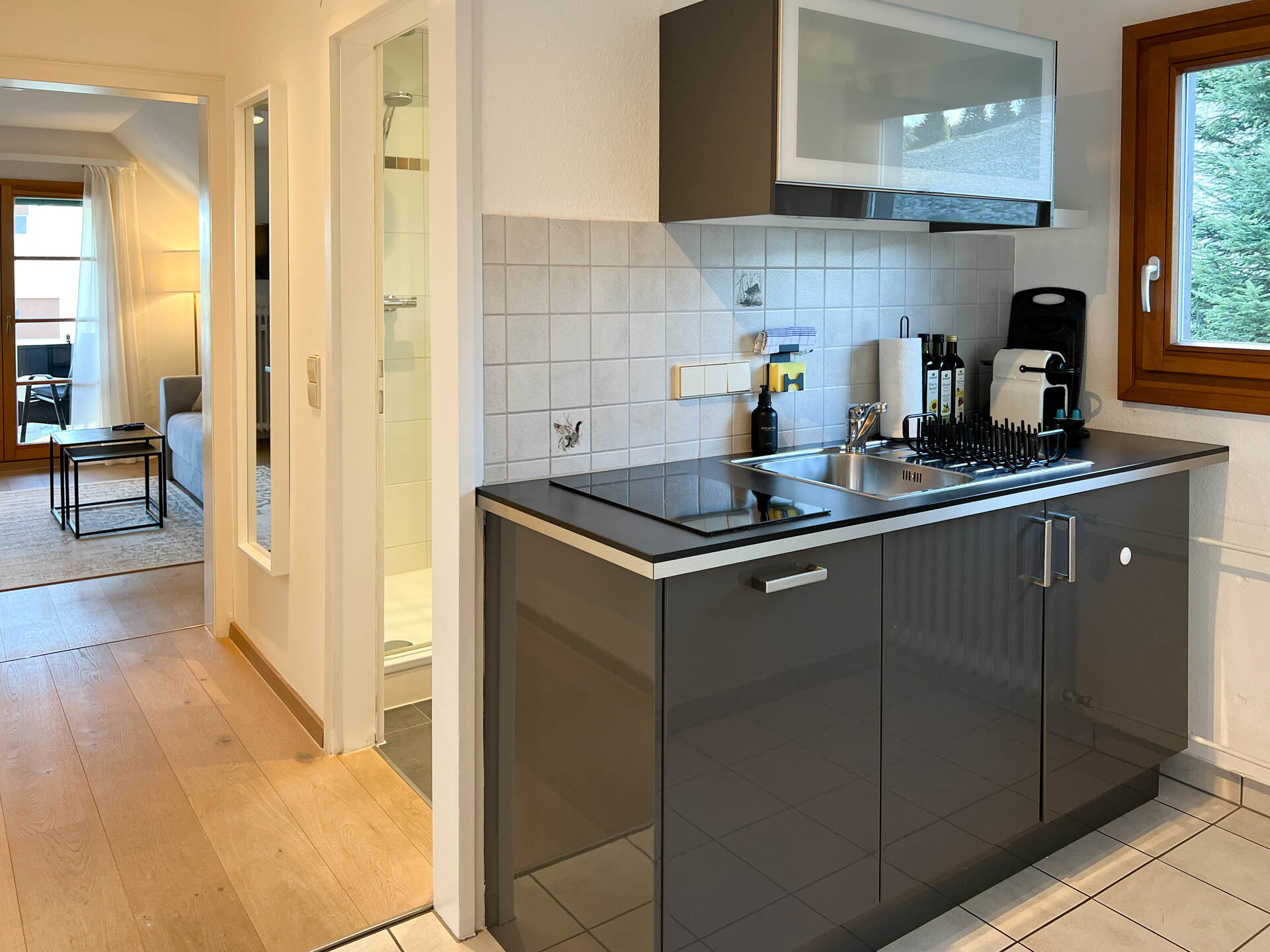 Moderne Kuechenzeile mit Fenster und Kaffeemaschine