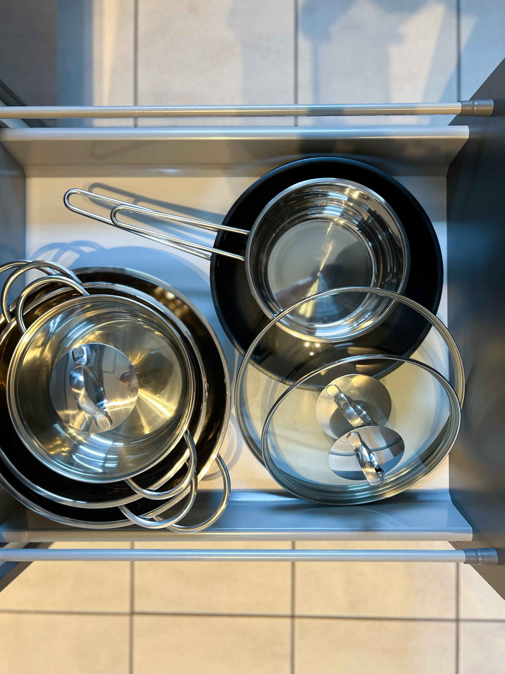 Topf-Set mit Deckeln in Kuechenschublade