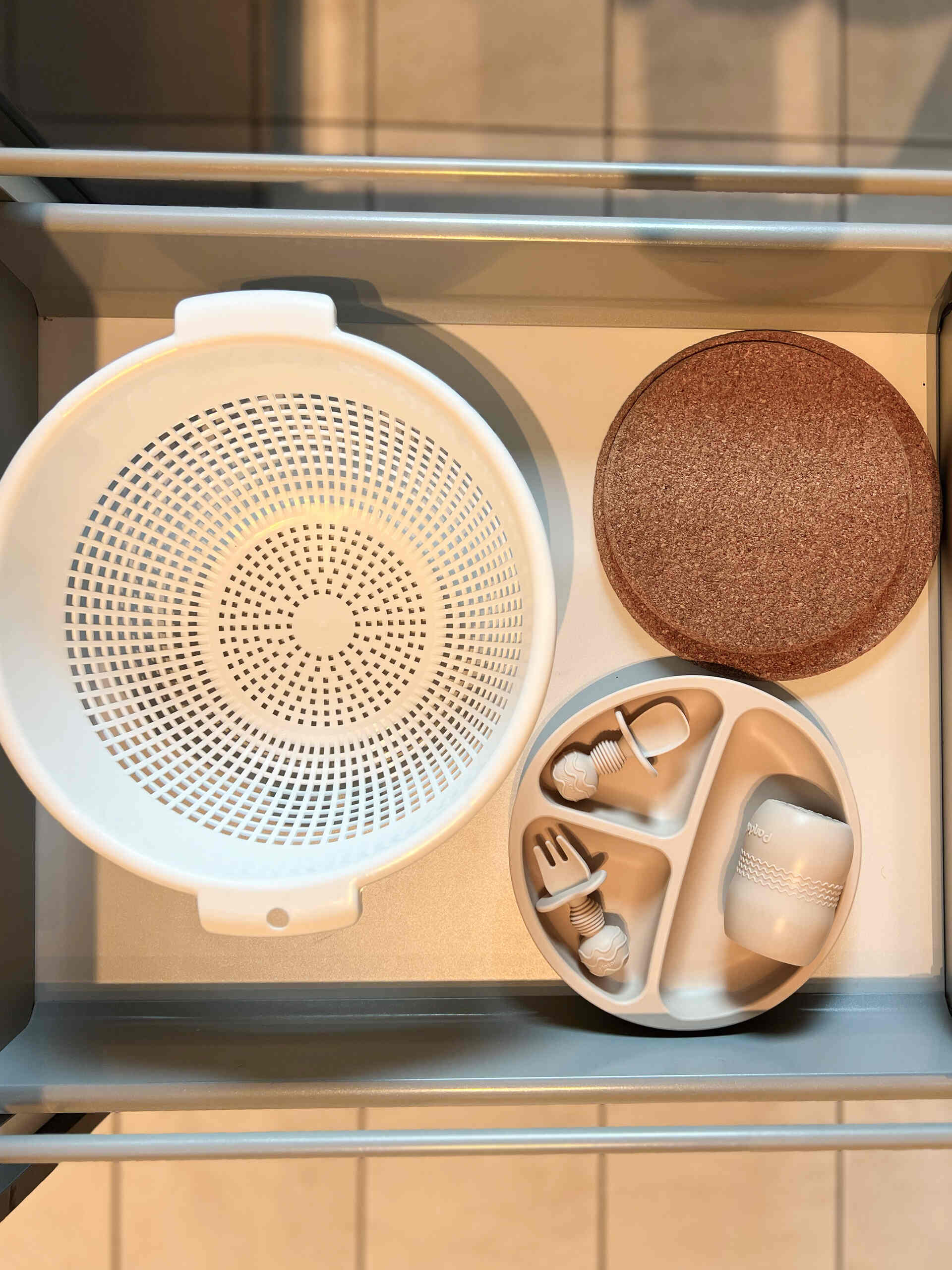 Sieb, Untersetzer und Kindergeschirr in Schublade