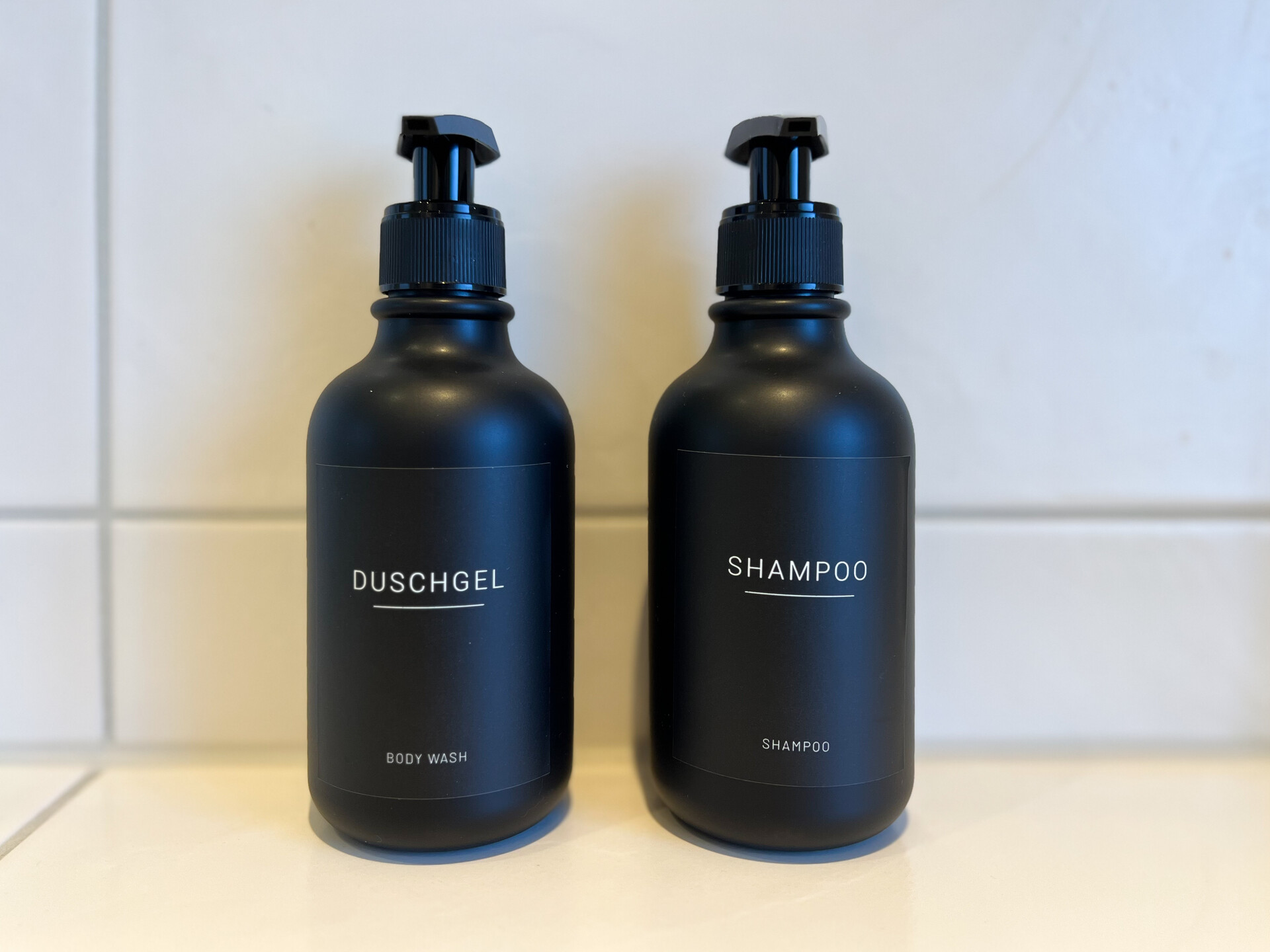 Spender fuer Shampoo und Duschgel im Bad