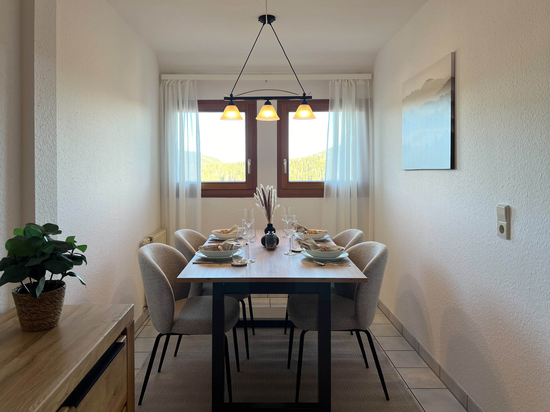 Heller Essbereich mit gedecktem Tisch