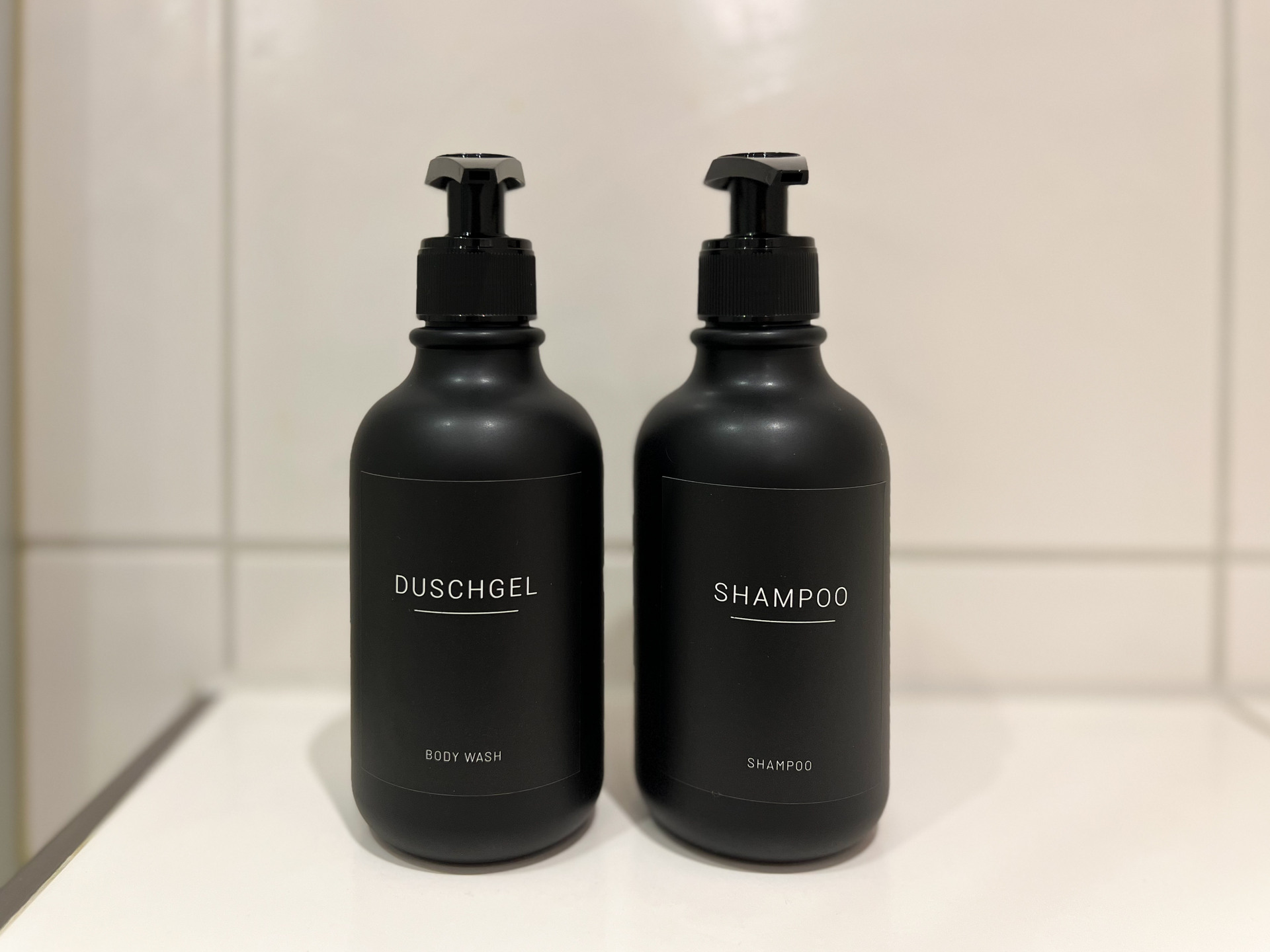 Spender fuer Shampoo und Duschgel im Bad