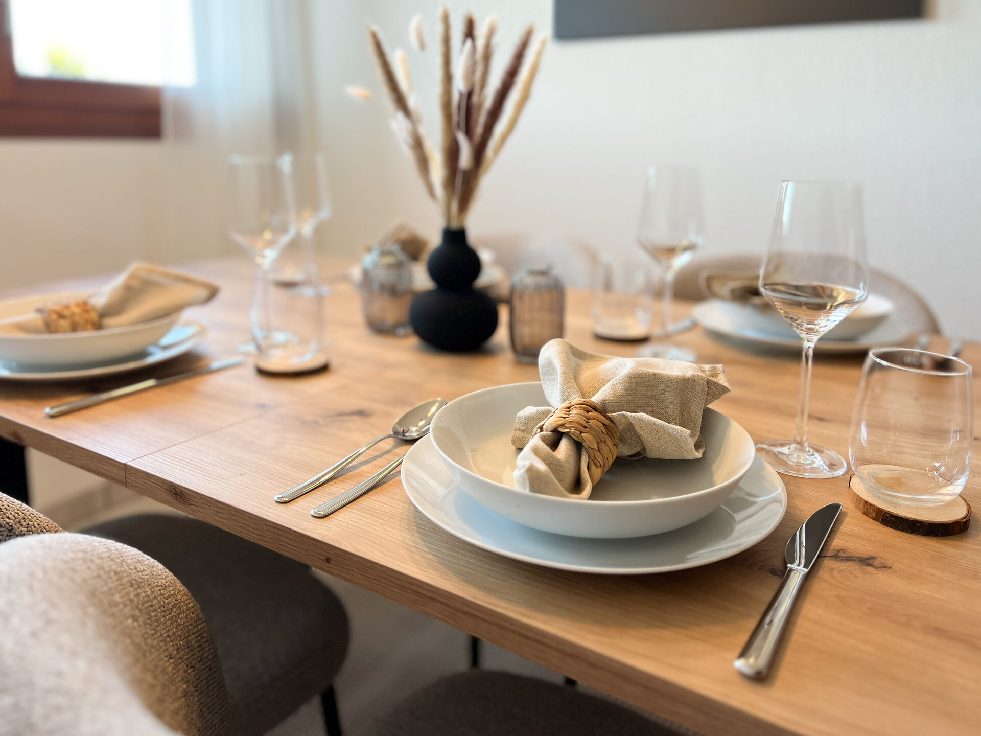 Nahaufnahme gedeckter Tisch mit Stoffservietten