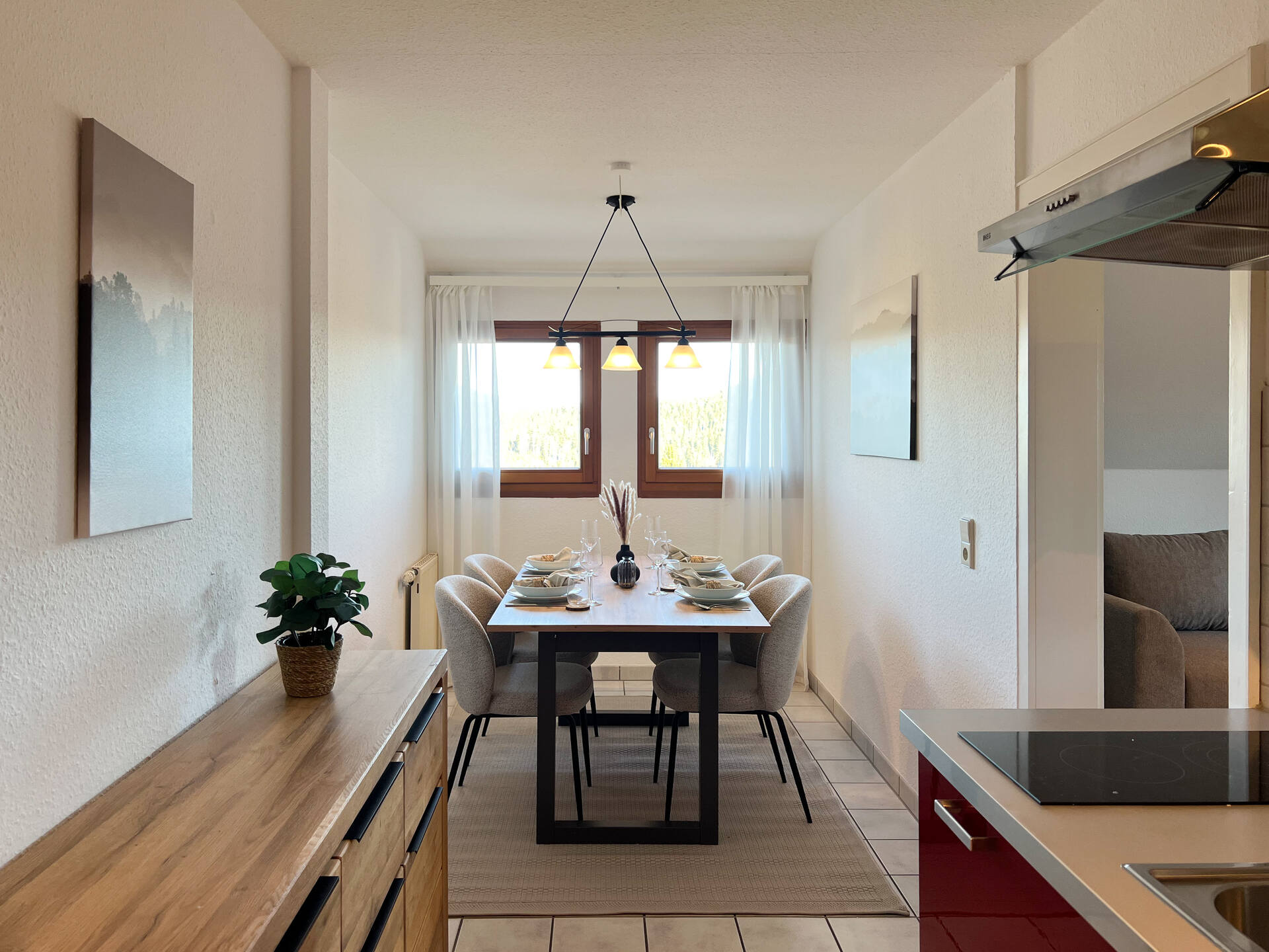 Essbereich mit grossem Fenster und Holztisch