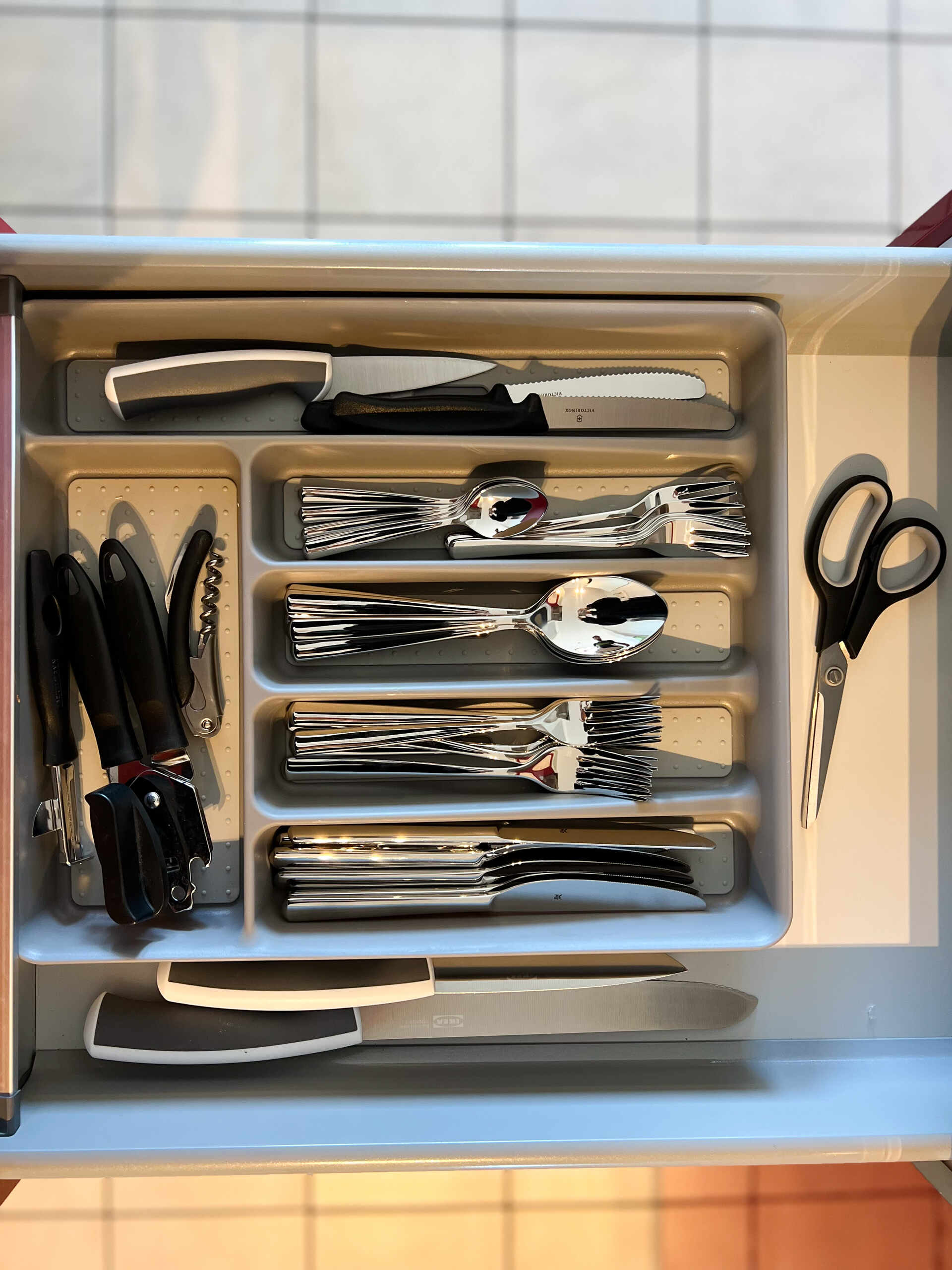 Besteckschublade mit Messern und Scheren