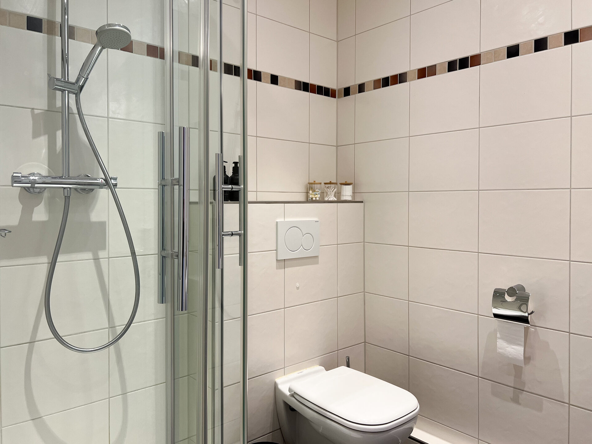 Dusche mit Glaswand und Handbrause