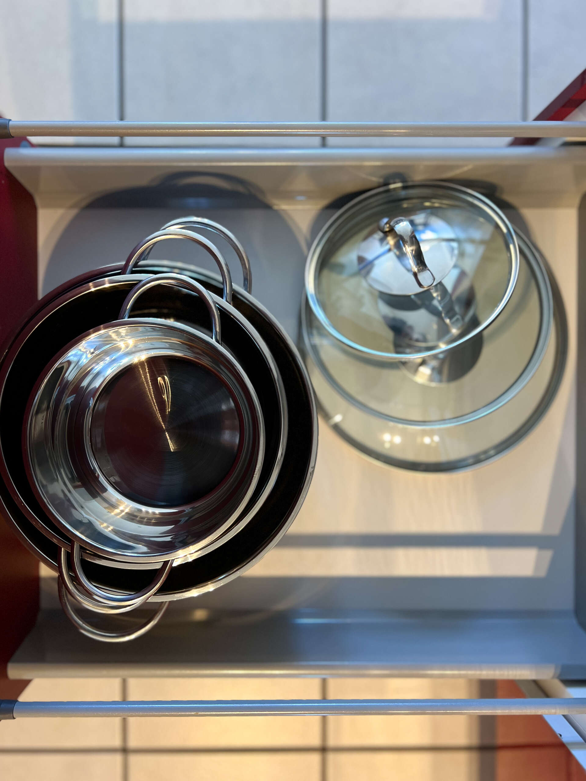 Toepfe mit Deckeln in Kuechenschublade