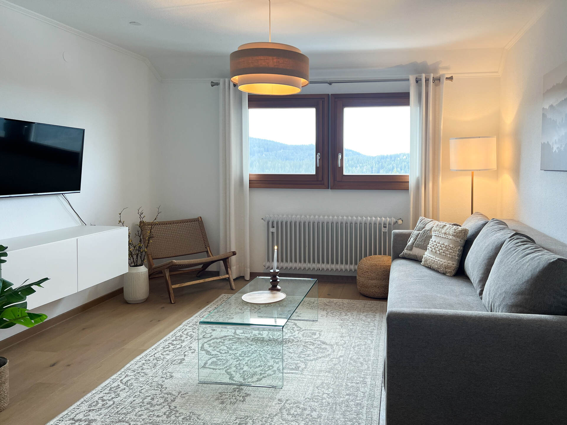 Wohnzimmer mit Ausblick auf Berge