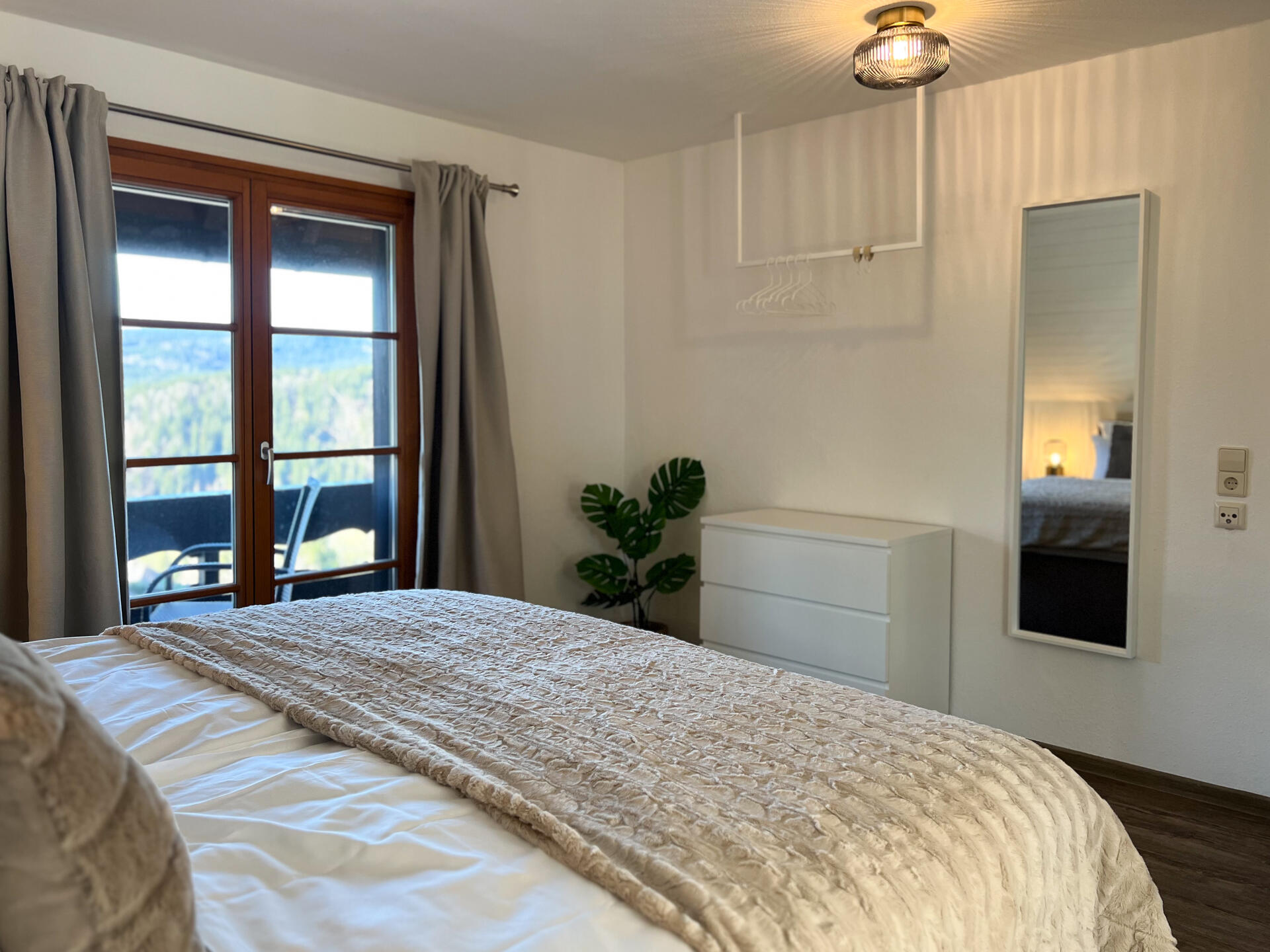 Kuschelige Decke auf Doppelbett